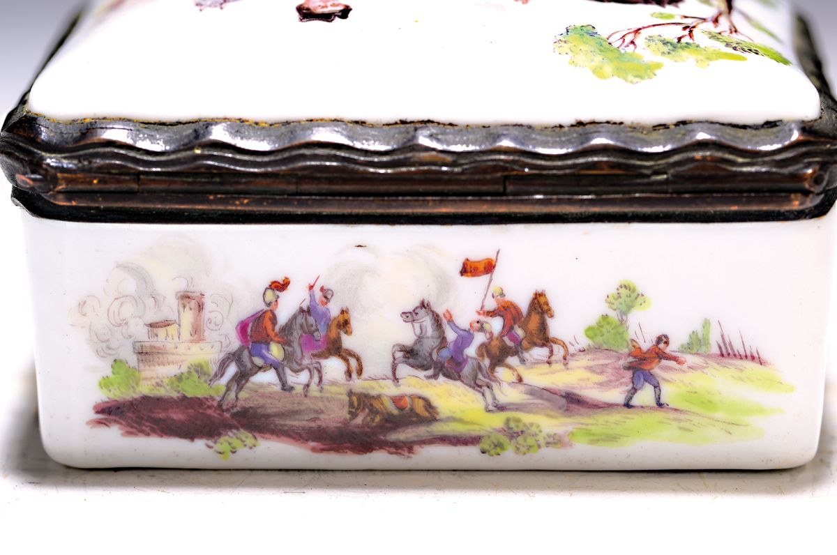 Detail b: Schnupftabakdose Tabatière, deutsch, 19. Jh., Porzellan, allseitig bunter Dekor von Reiter- und Schlachtenszenen, ebenso auf der Deckelinnenseite, ...