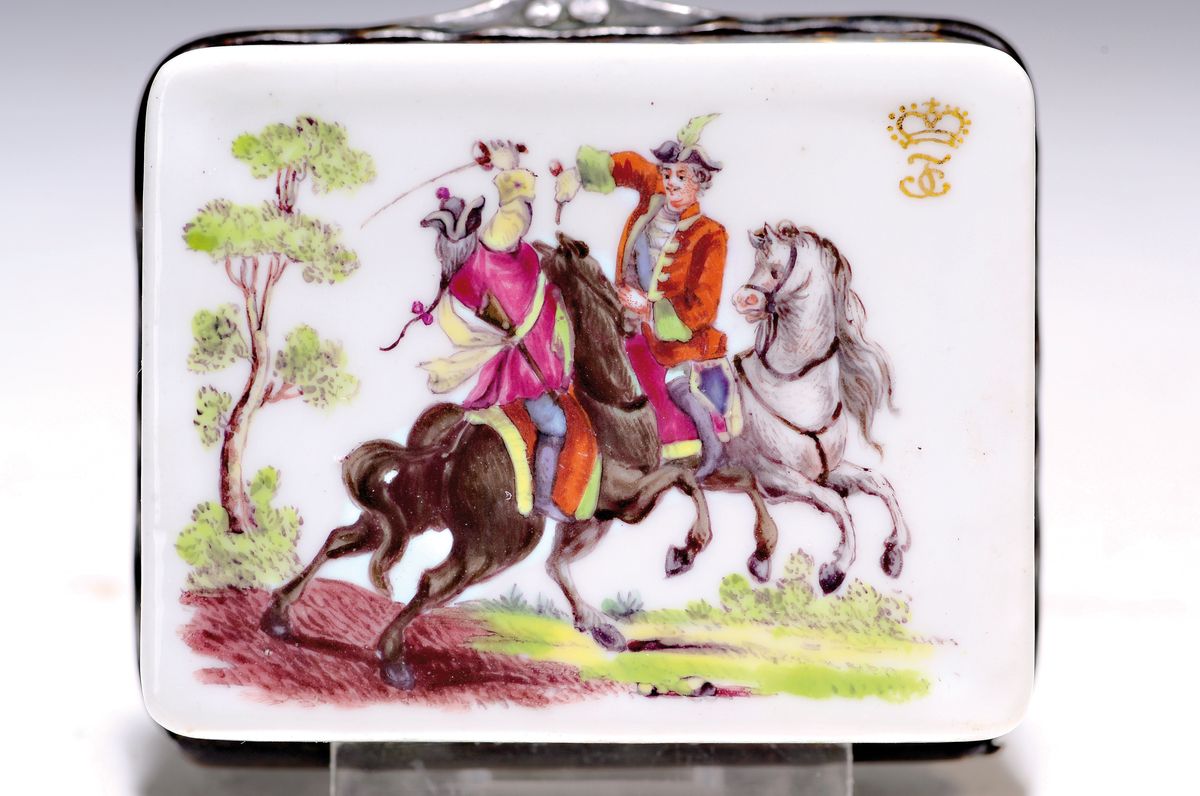 Detail c: Schnupftabakdose Tabatière, deutsch, 19. Jh., Porzellan, allseitig bunter Dekor von Reiter- und Schlachtenszenen, ebenso auf der Deckelinnenseite, ...