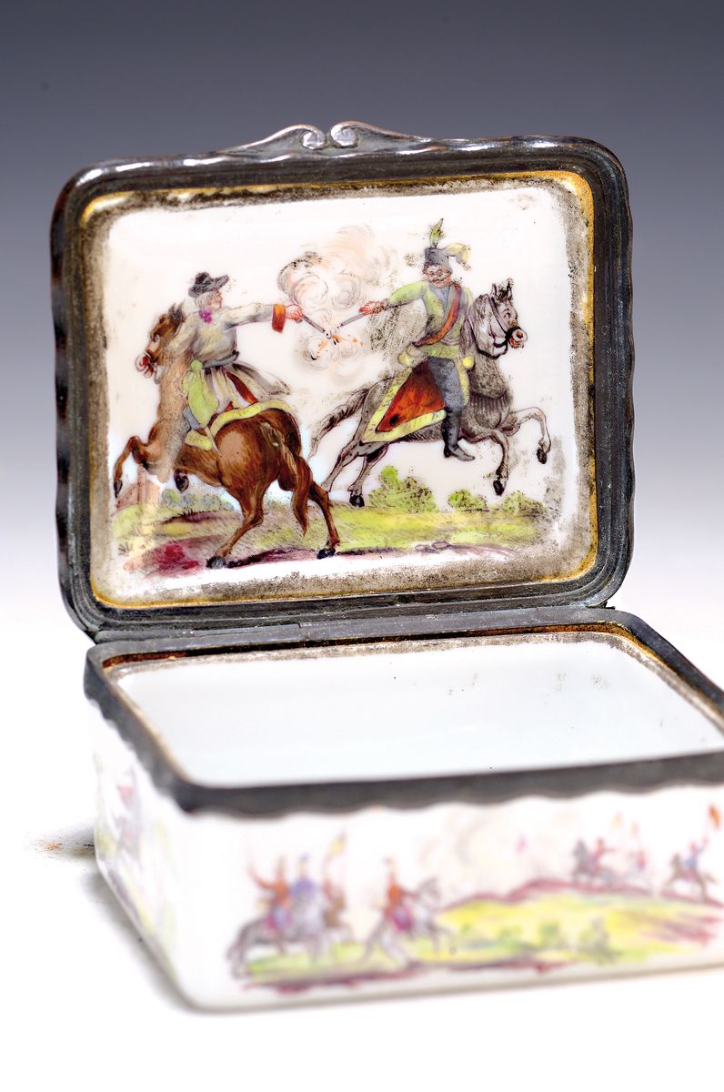 Detail d: Schnupftabakdose Tabatière, deutsch, 19. Jh., Porzellan, allseitig bunter Dekor von Reiter- und Schlachtenszenen, ebenso auf der Deckelinnenseite, ...