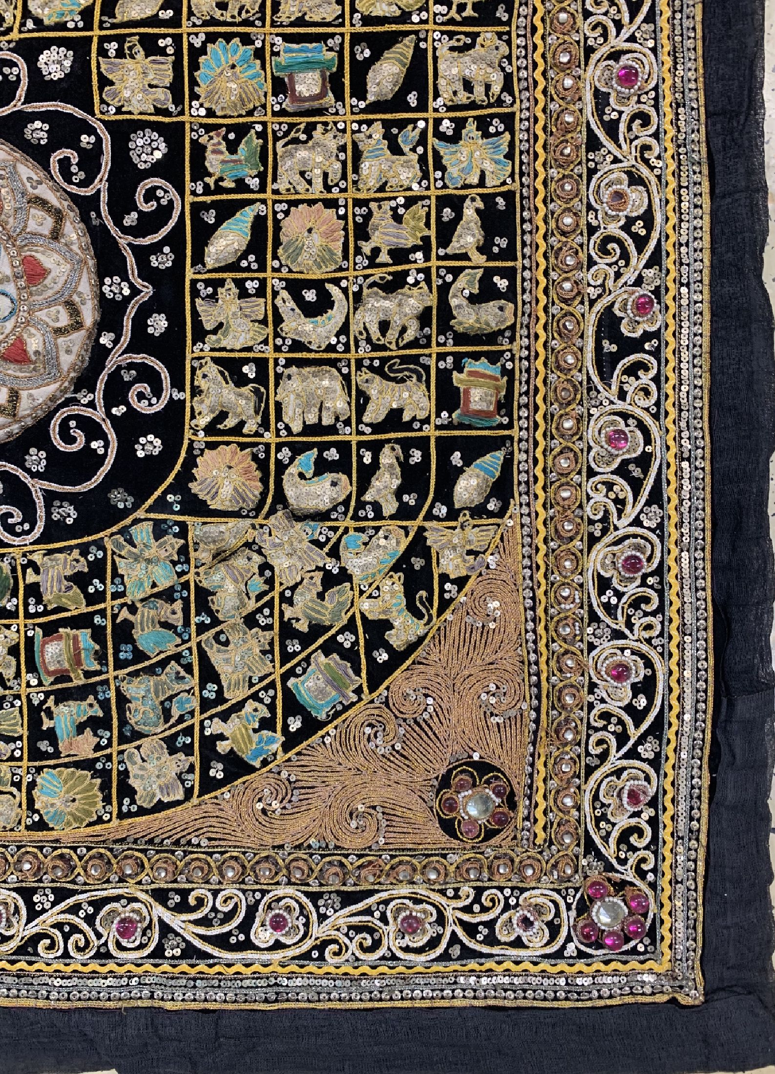 Detail a: Wandbehang"Stickerei", Asien, um 1920, Metall & Steinverziert, ca. 170 x 110 cm, EHZ:2
