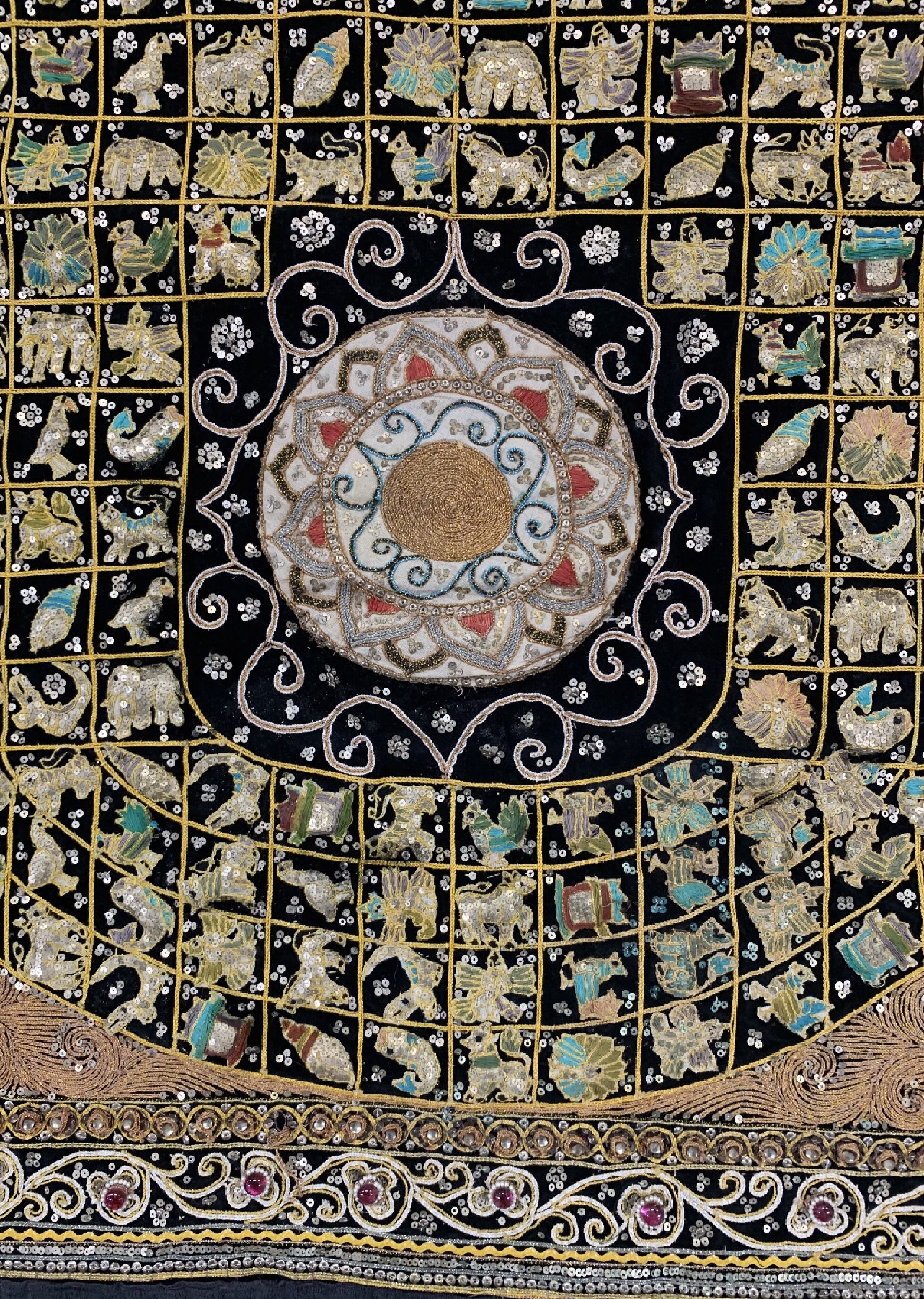 Detail b: Wandbehang"Stickerei", Asien, um 1920, Metall & Steinverziert, ca. 170 x 110 cm, EHZ:2