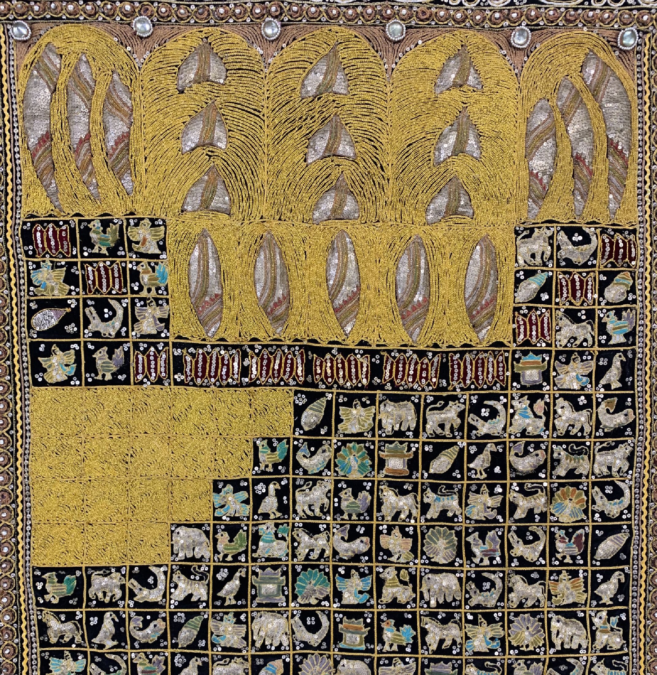 Detail c: Wandbehang"Stickerei", Asien, um 1920, Metall & Steinverziert, ca. 170 x 110 cm, EHZ:2