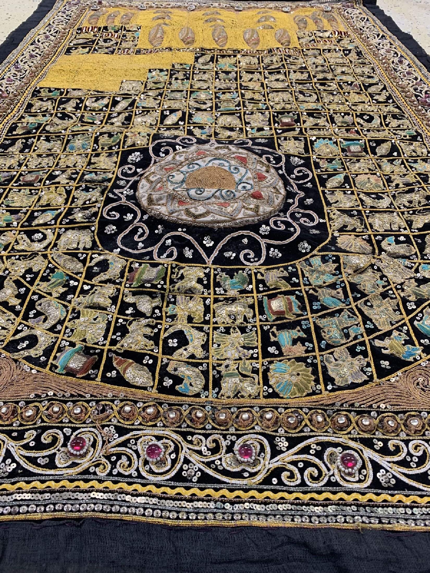 Detail d: Wandbehang"Stickerei", Asien, um 1920, Metall & Steinverziert, ca. 170 x 110 cm, EHZ:2