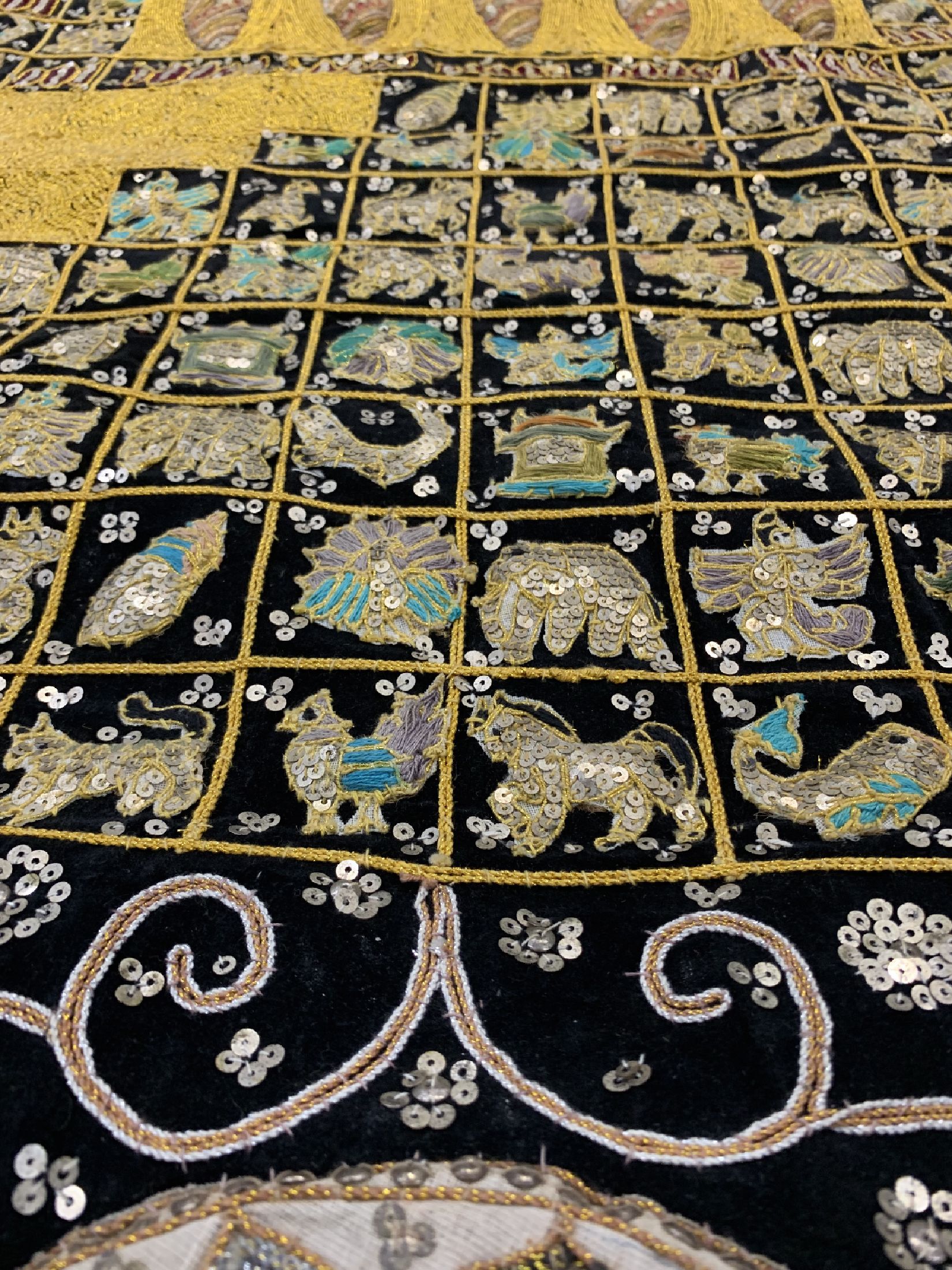 Detail e: Wandbehang"Stickerei", Asien, um 1920, Metall & Steinverziert, ca. 170 x 110 cm, EHZ:2