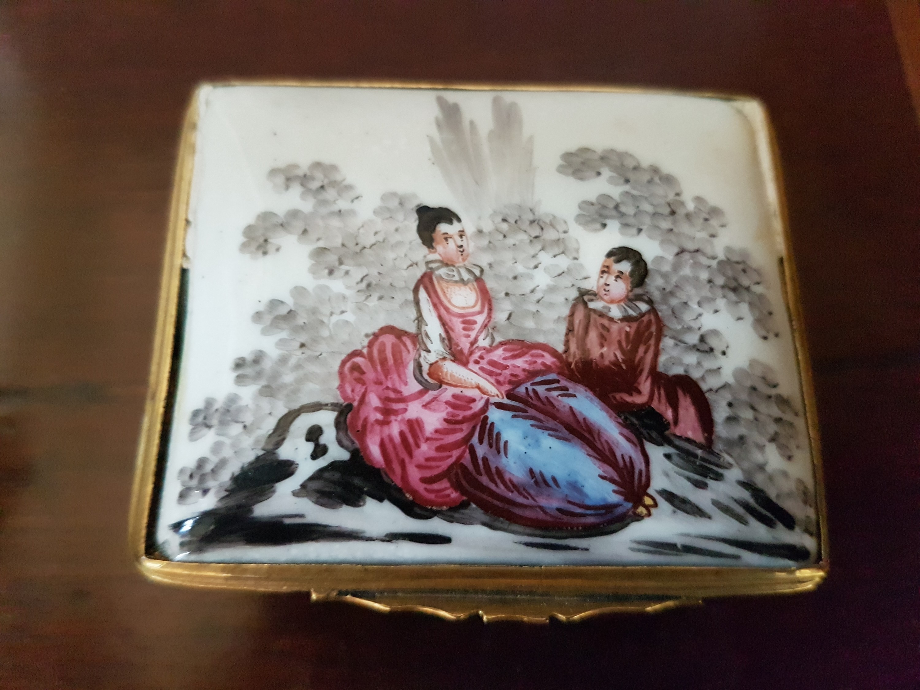 Detail j: Schnupftabakdose oder Tabatière, Frankreich, 19. Jh., Metall, allseitig fein emailliert, allseitiger Dekor von galanten Szenen im Park, ...