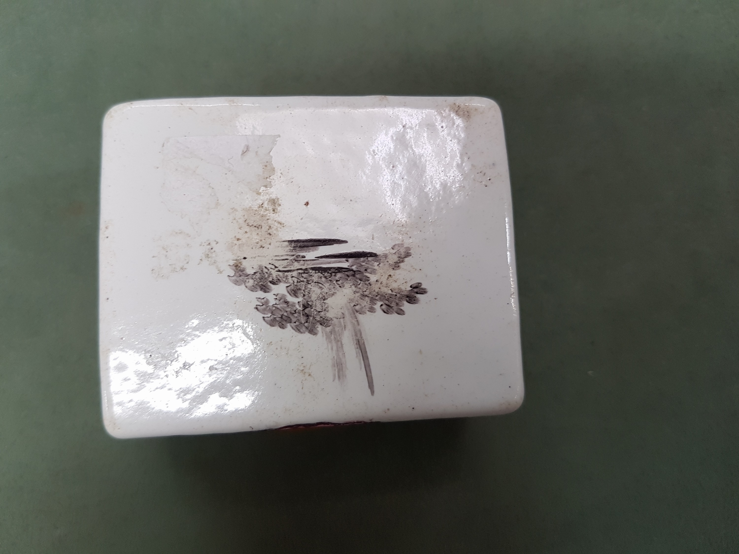 Detail k: Schnupftabakdose oder Tabatière, Frankreich, 19. Jh., Metall, allseitig fein emailliert, allseitiger Dekor von galanten Szenen im Park, ...