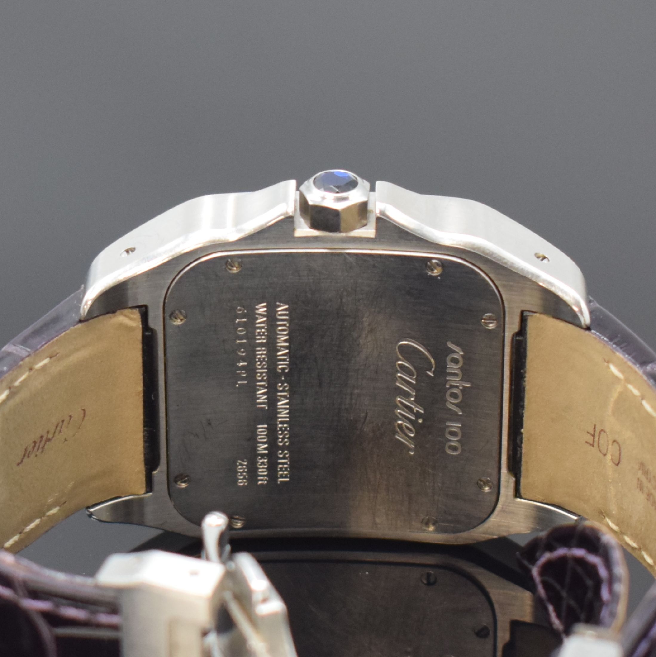Detail d: CARTIER Armbanduhr Santos 100 Referenz 2656, Automatik, Schweiz um 2005, Edelstahlgeh. inkl. orig. Lederband m. dopp. Faltschl., Boden und Lünette ...