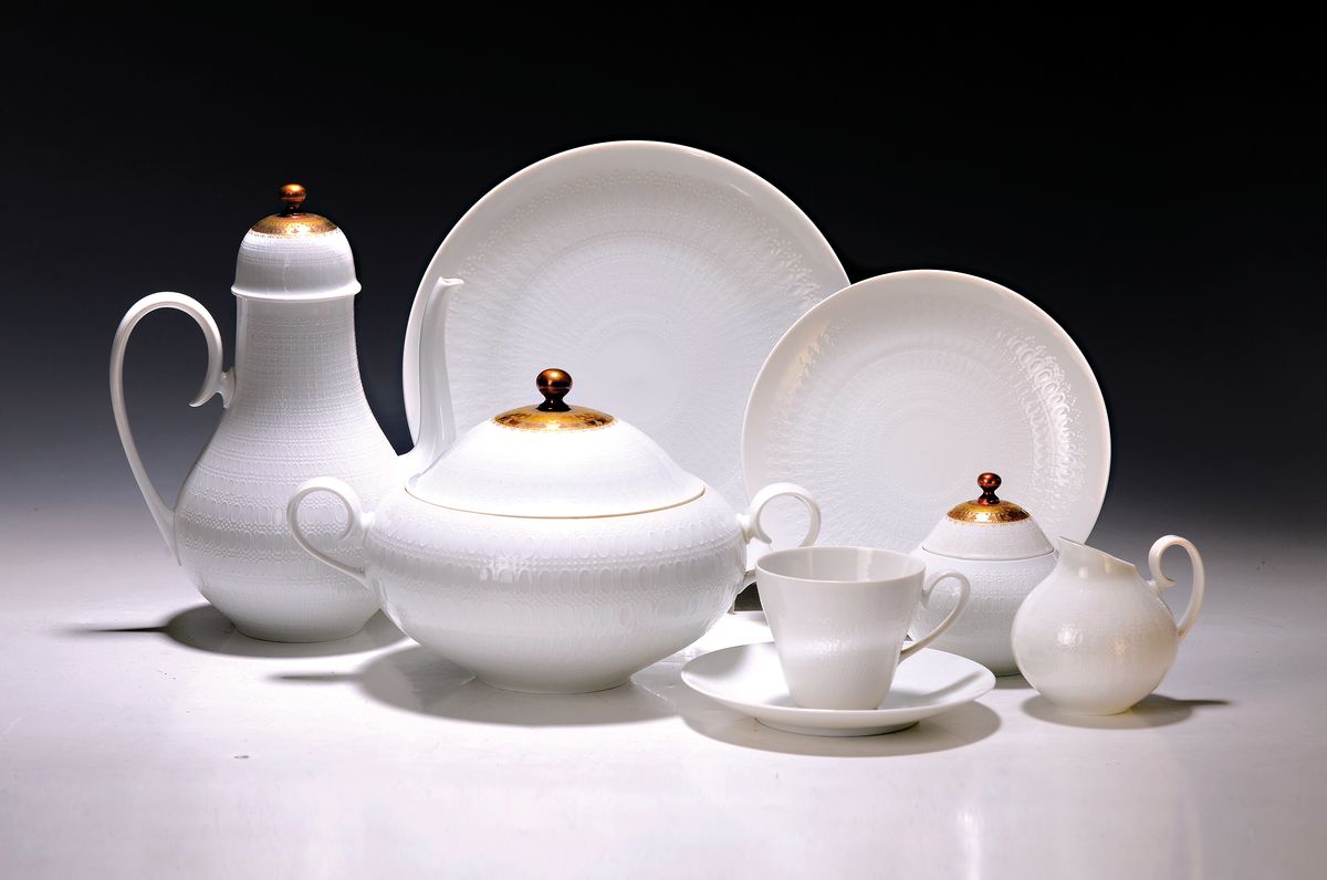 Kaffee- und Speiseservice, Rosenthal, Romanze Quatre Couleur, Enw. Björn Wiinblad, Porzellan, Reliefdekor, Goldstaffage, 5 Kaffeetassen mit UT, 6 ...