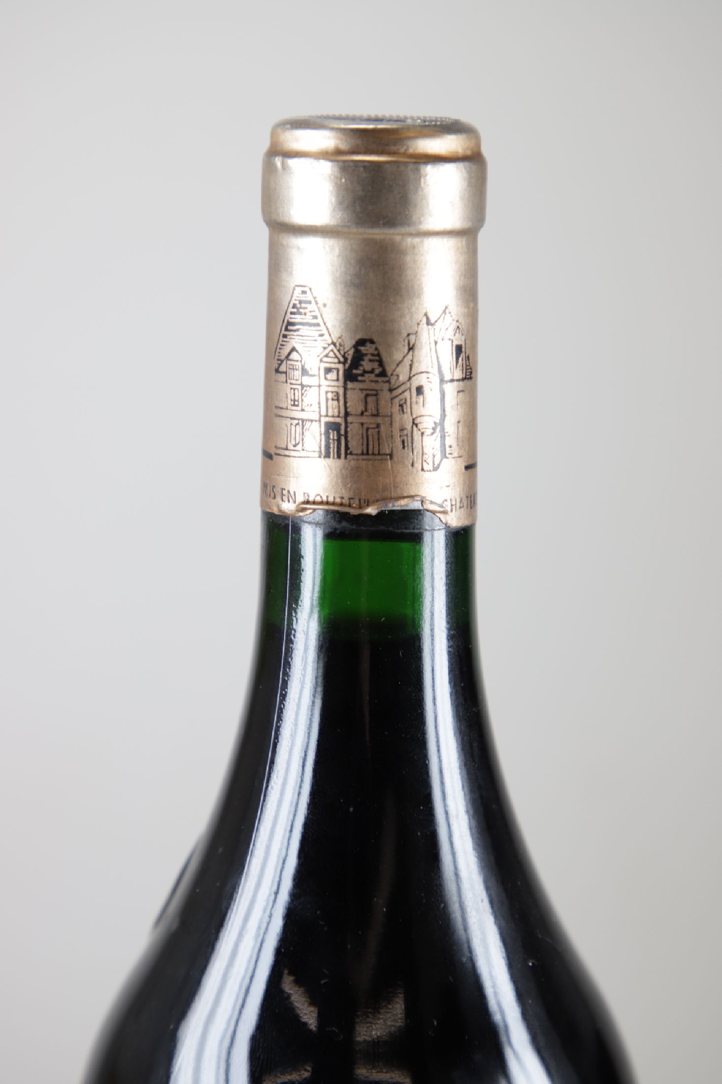 Detail a: 1 Flasche 2005 Chateau Haut-Brion, Pessac -Leognan, Grand Cru classe, ca. 75cl, 14% Vol., Etikett l. eingerissen,