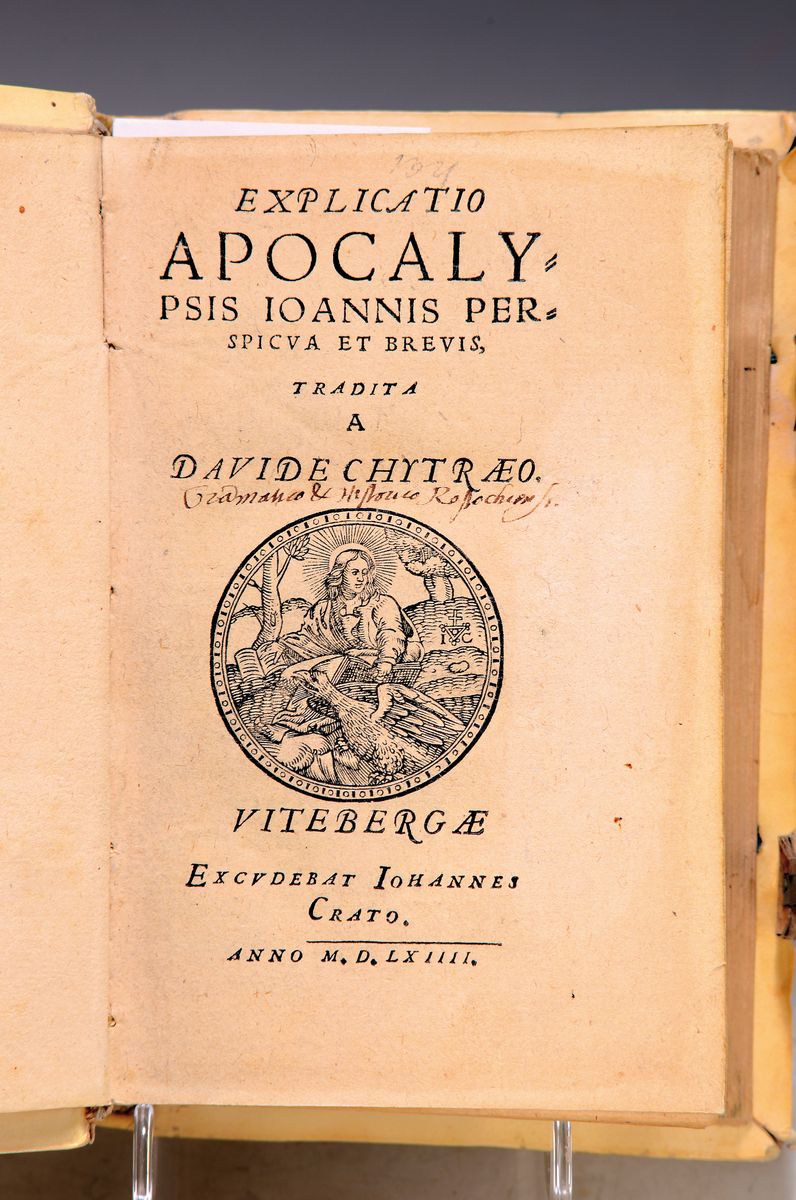 David Chyträus (1531-1600): Explicatio Apocalypsis Ioannis, Wittenberg, Johann Krafft 1564, 446 S., geprägter Ledereinband mit Paar Schließen, 25 ...