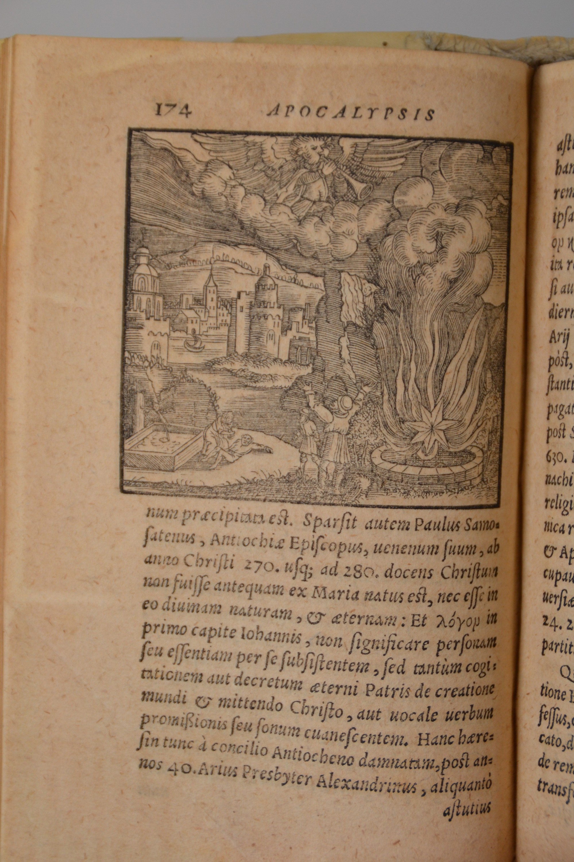 Detail b: David Chyträus (1531-1600): Explicatio Apocalypsis Ioannis, Wittenberg, Johann Krafft 1564, 446 S., geprägter Ledereinband mit Paar Schließen, 25 ...