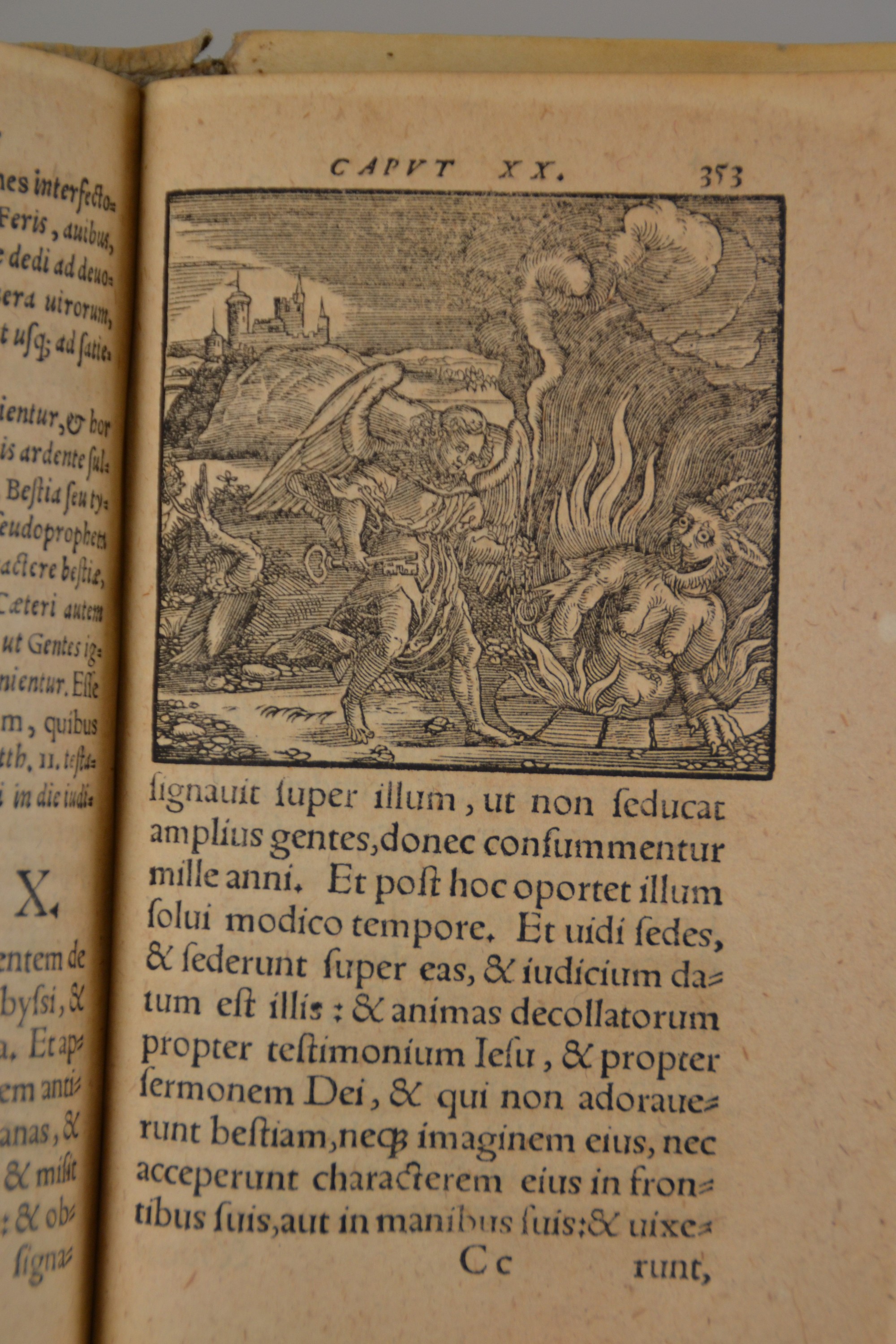 Detail c: David Chyträus (1531-1600): Explicatio Apocalypsis Ioannis, Wittenberg, Johann Krafft 1564, 446 S., geprägter Ledereinband mit Paar Schließen, 25 ...