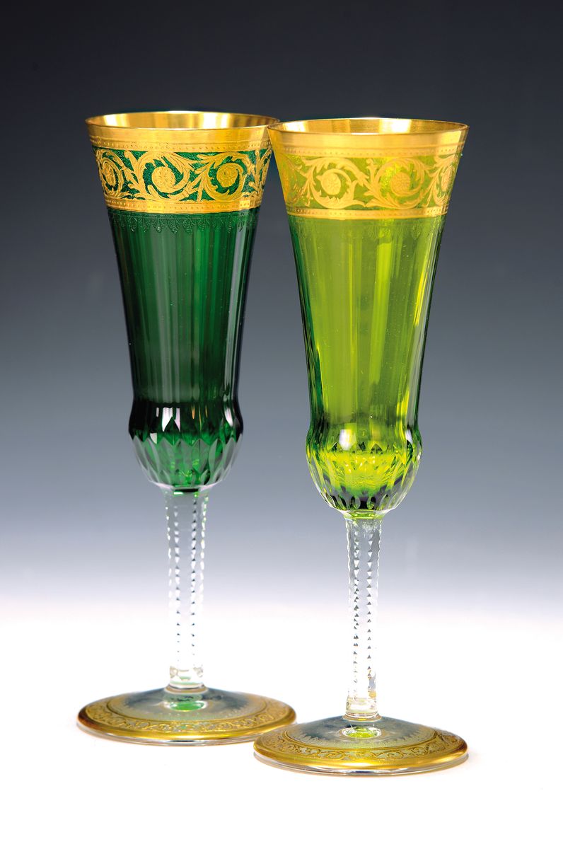 2 Sektgläser, Cristallerie St. Louis, Modell Thistle, dunkel- und hellgrünes Glas fein facettiert und mit breiten geätzten Goldrändern, H. je ca. ...