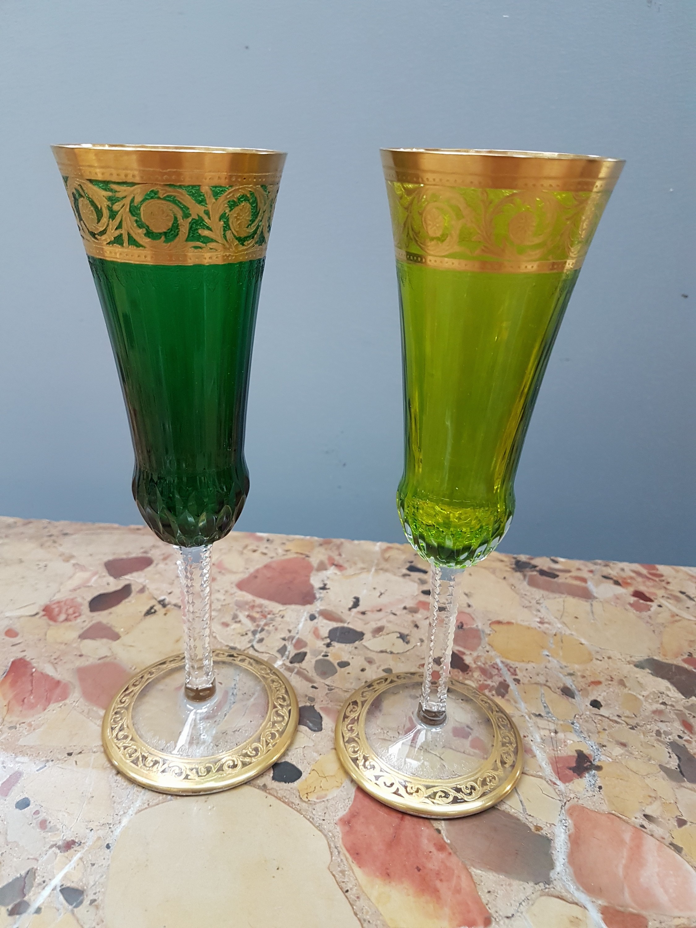 Detail a: 2 Sektgläser, Cristallerie St. Louis, Modell Thistle, dunkel- und hellgrünes Glas fein facettiert und mit breiten geätzten Goldrändern, H. je ca. ...
