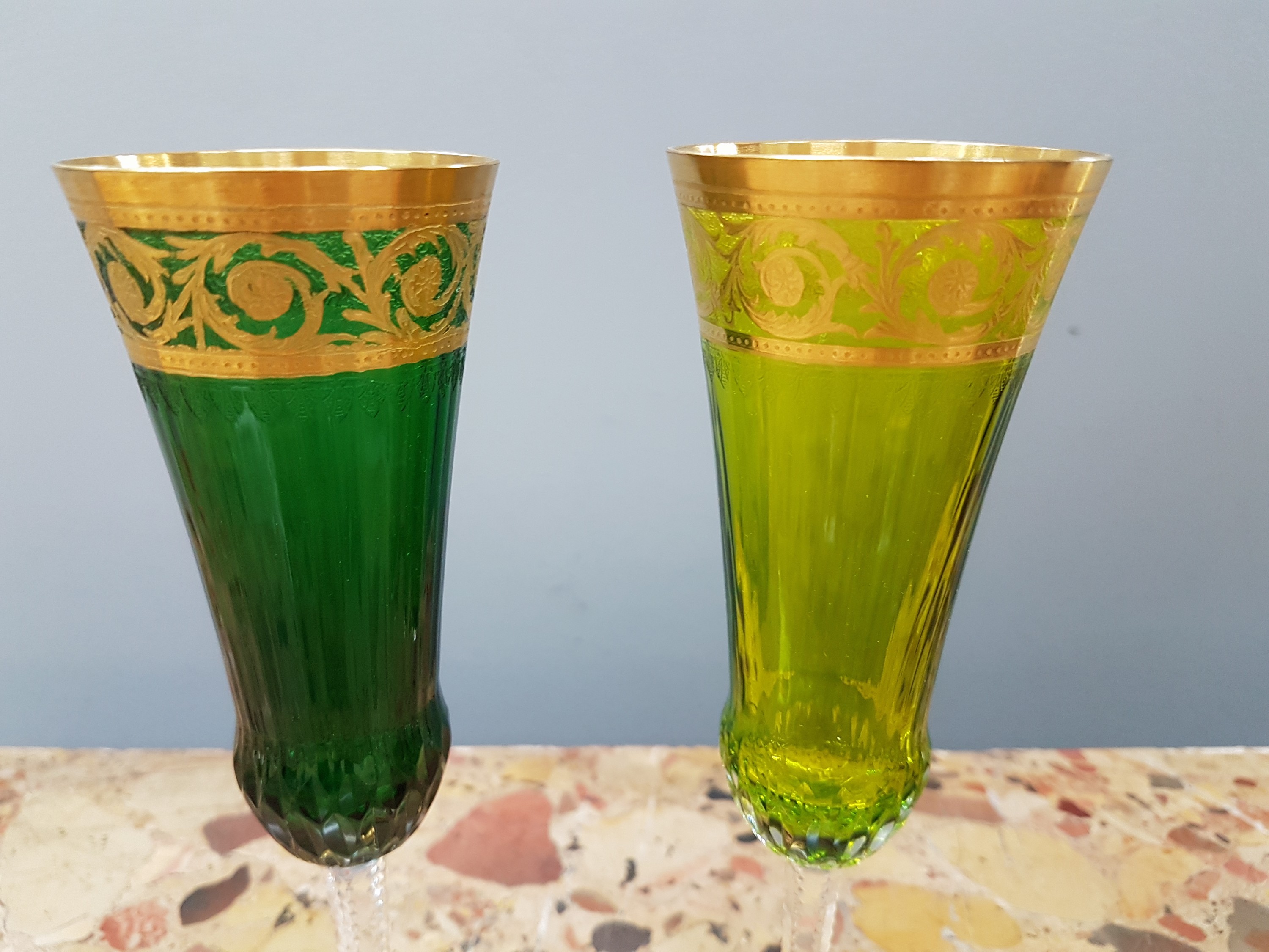 Detail b: 2 Sektgläser, Cristallerie St. Louis, Modell Thistle, dunkel- und hellgrünes Glas fein facettiert und mit breiten geätzten Goldrändern, H. je ca. ...