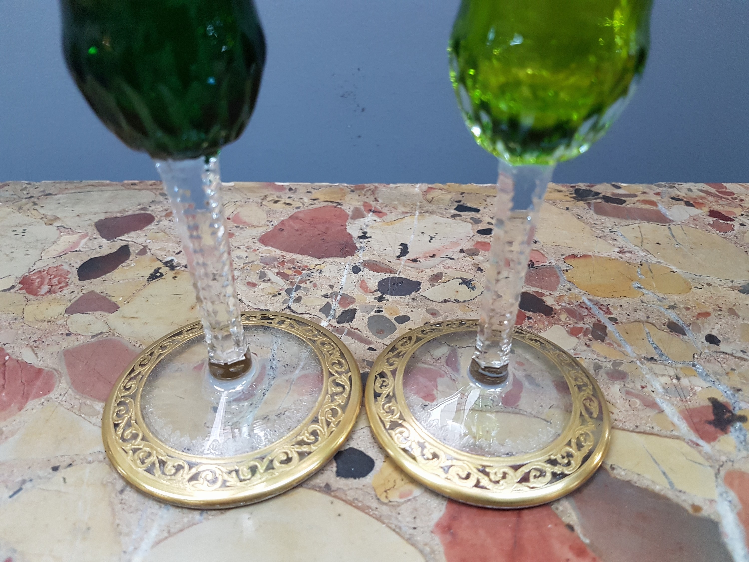 Detail d: 2 Sektgläser, Cristallerie St. Louis, Modell Thistle, dunkel- und hellgrünes Glas fein facettiert und mit breiten geätzten Goldrändern, H. je ca. ...