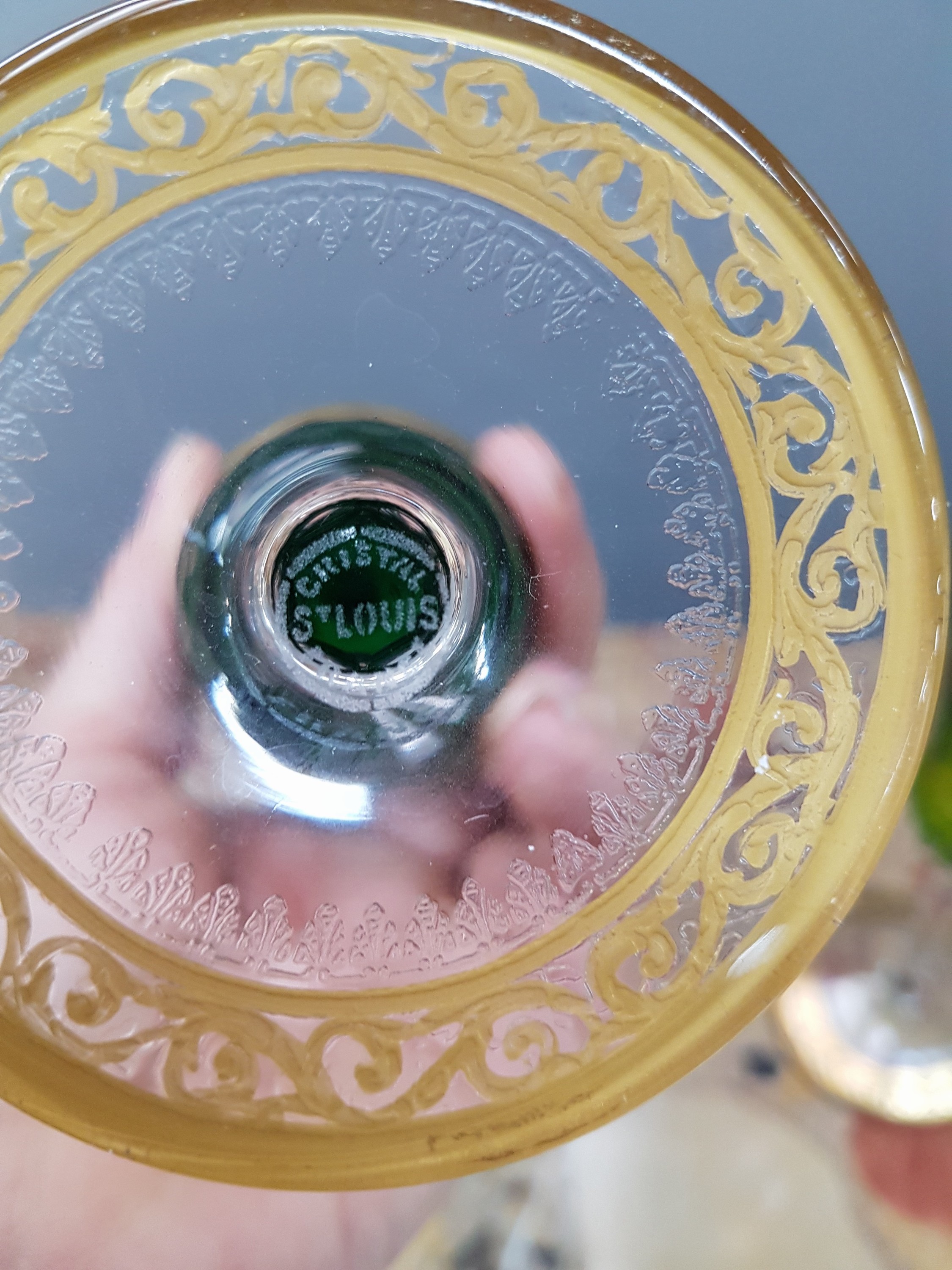 Detail e: 2 Sektgläser, Cristallerie St. Louis, Modell Thistle, dunkel- und hellgrünes Glas fein facettiert und mit breiten geätzten Goldrändern, H. je ca. ...