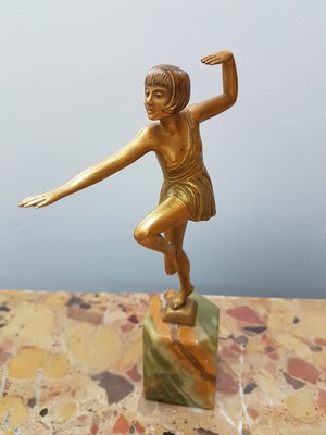 26731157a - Sculpture of a dancer, France, 1930s, Art Deco, bronze with gold-colored patina, onyx base, total height. approx. 19cm