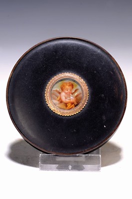 Image 26731161 - Lidded box, German, probably Braunschweig, around 1850-60, black lacquer, fine colorful painting of a putto with a dove in the middle,gold-plated metal fittings, missing part at the bottom edge, height approx. 1.5cm, diameter approx. 8cm
