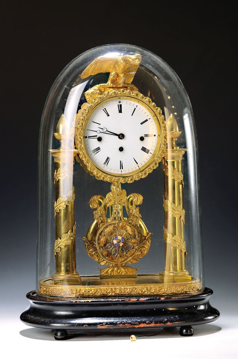 Tischuhr, sog. Jubiläumsuhr, mit Wiener Schlag, Habsburger Monarchie, um 1830/40, profilierter Holzsockel, orig. Mineralglasdom,Messinggehäuse in ...