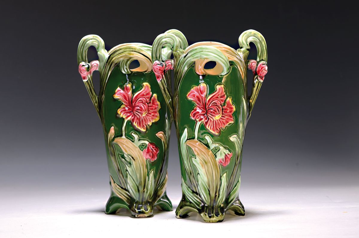 Paar Vasen, Eichwald, um 1900, Jugendstil, Keramik, floral reliefiert und bunt bemalt, H.je ca. 24cm