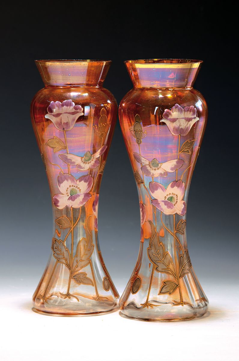 Paar Vasen, Frankreich, um 1900, Jugendstil, farbloses optisch geblasenes Glas im oberen Teil orangerot lüstriert, bunte Emailmalerei von ...