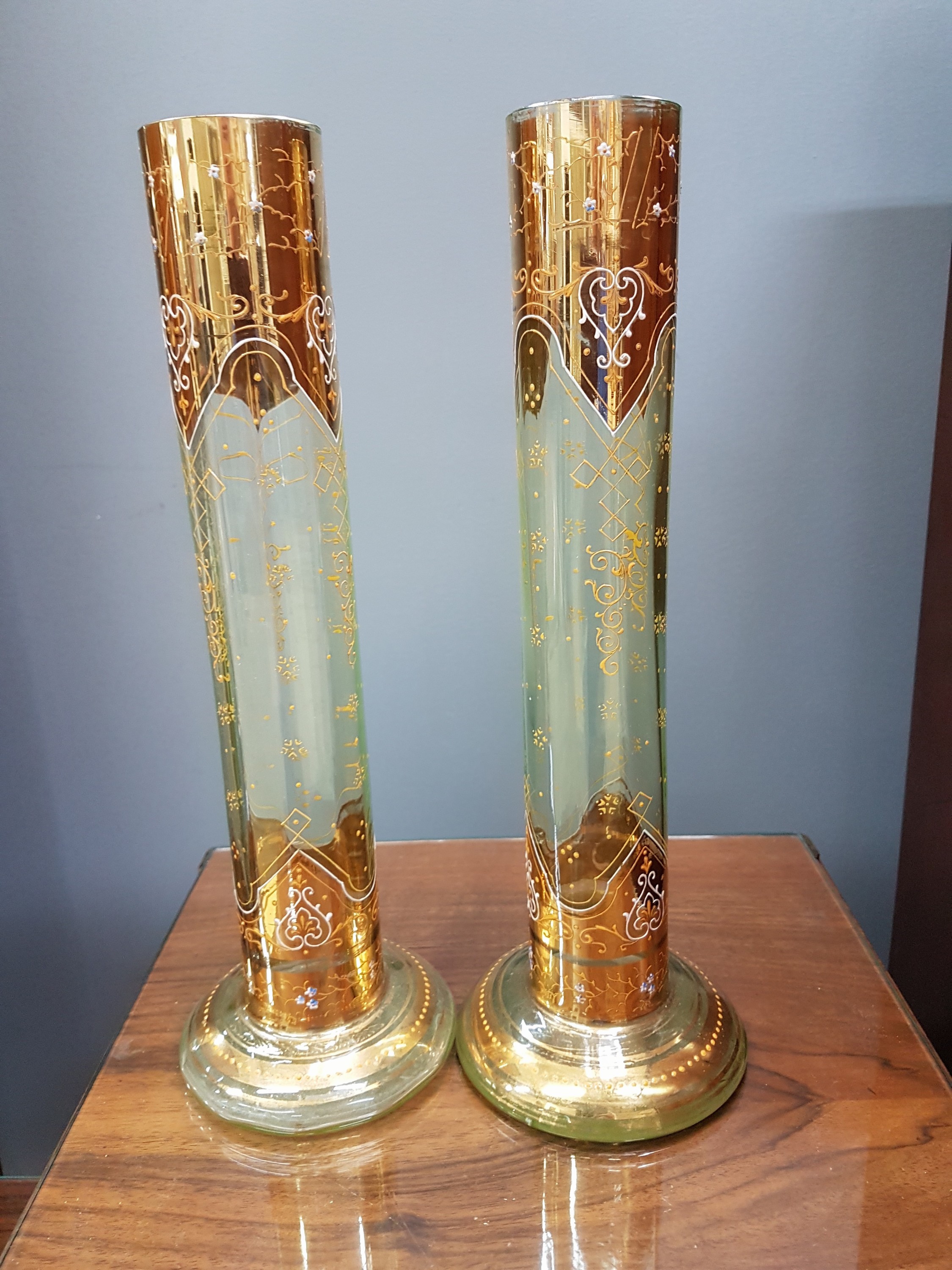 Detail b: Paar Vasen, Frankreich, um 1900, Jugendstil, zylindrische Form mit breitem Stand, optisch geblasen, lüstriert, reicher Golddekor, H. ca. 32.5cm