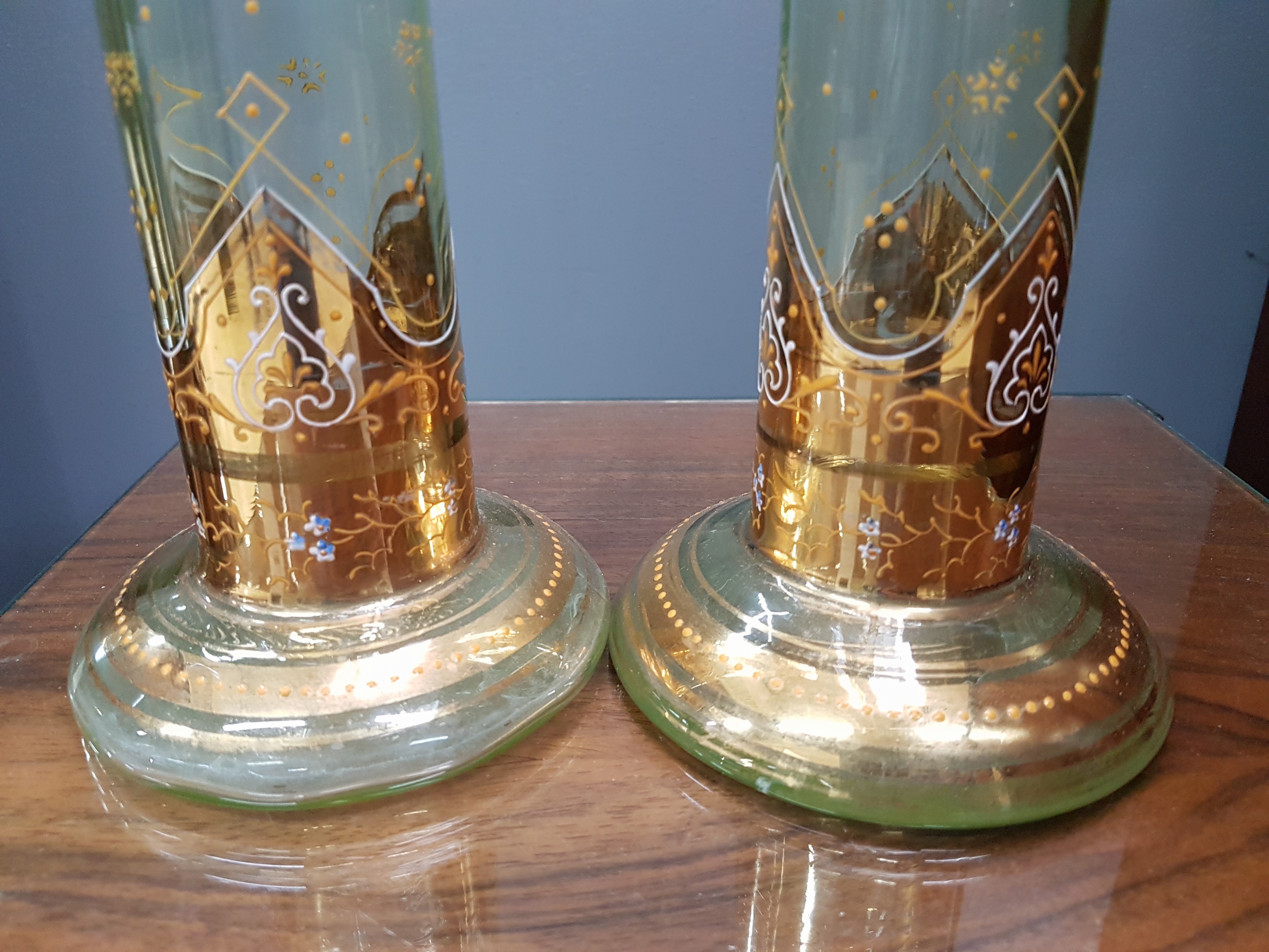 Detail c: Paar Vasen, Frankreich, um 1900, Jugendstil, zylindrische Form mit breitem Stand, optisch geblasen, lüstriert, reicher Golddekor, H. ca. 32.5cm