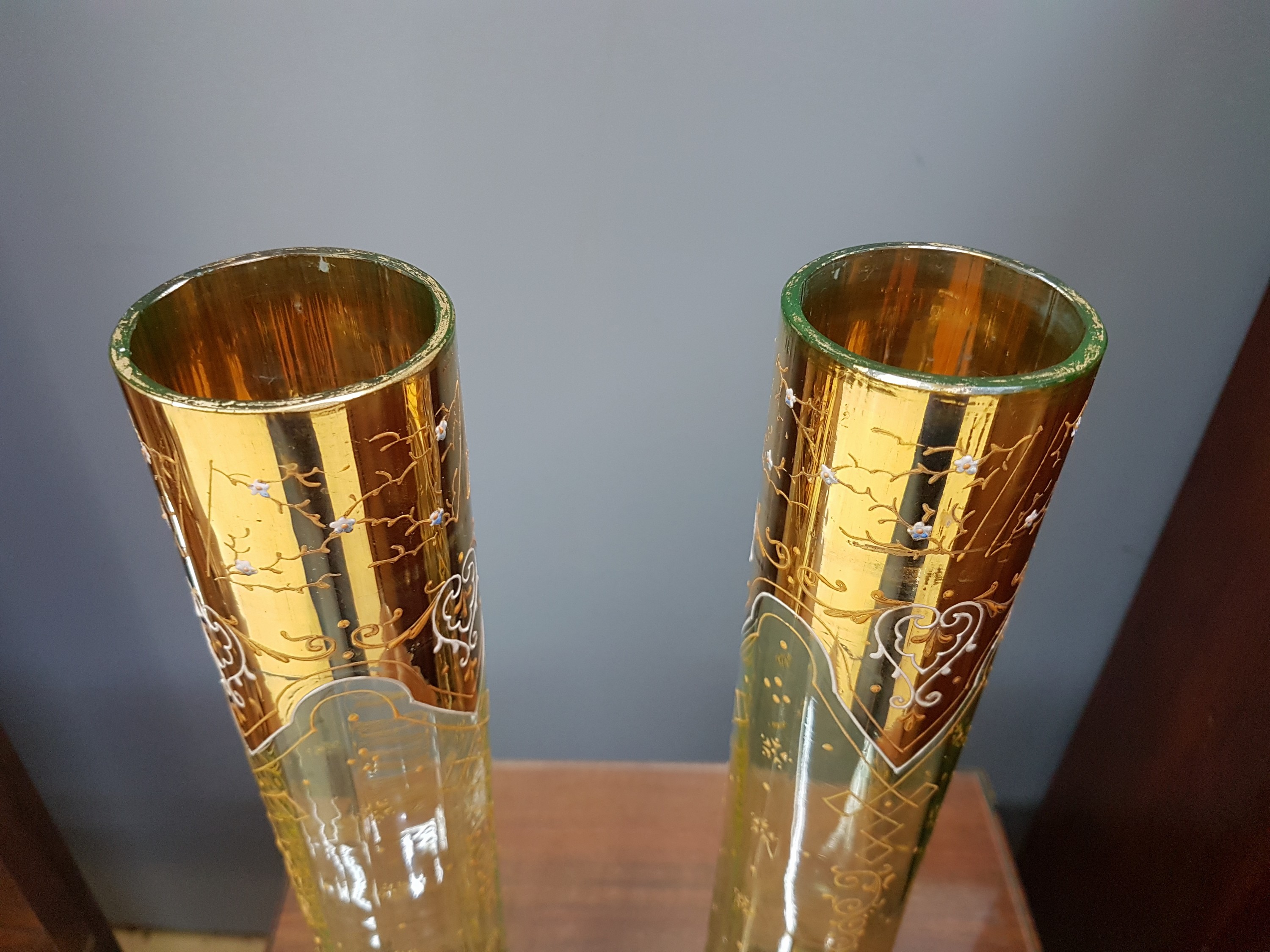 Detail d: Paar Vasen, Frankreich, um 1900, Jugendstil, zylindrische Form mit breitem Stand, optisch geblasen, lüstriert, reicher Golddekor, H. ca. 32.5cm