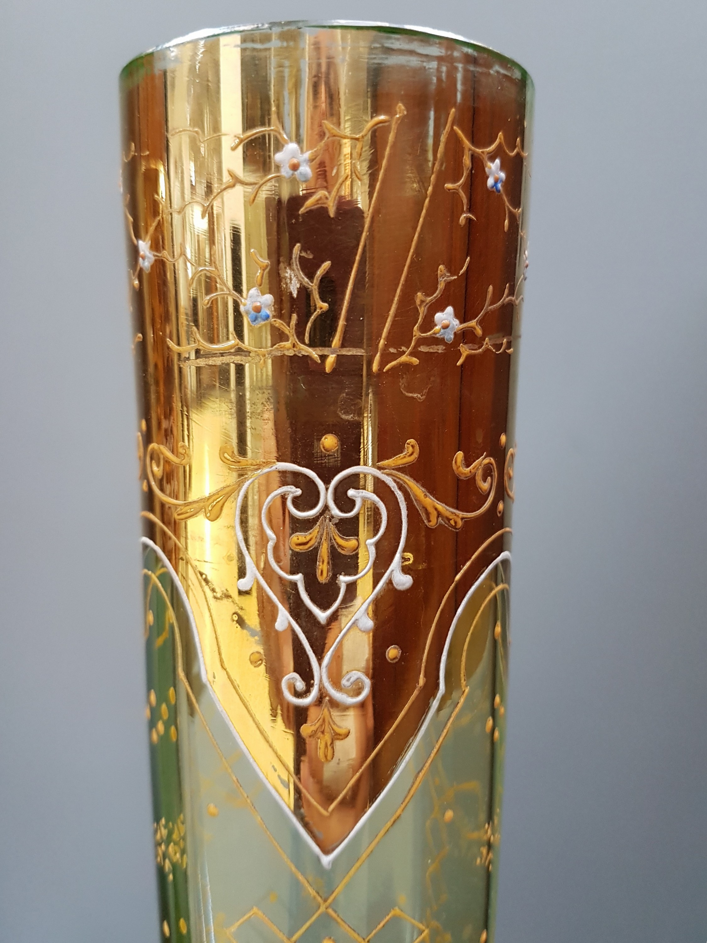 Detail e: Paar Vasen, Frankreich, um 1900, Jugendstil, zylindrische Form mit breitem Stand, optisch geblasen, lüstriert, reicher Golddekor, H. ca. 32.5cm