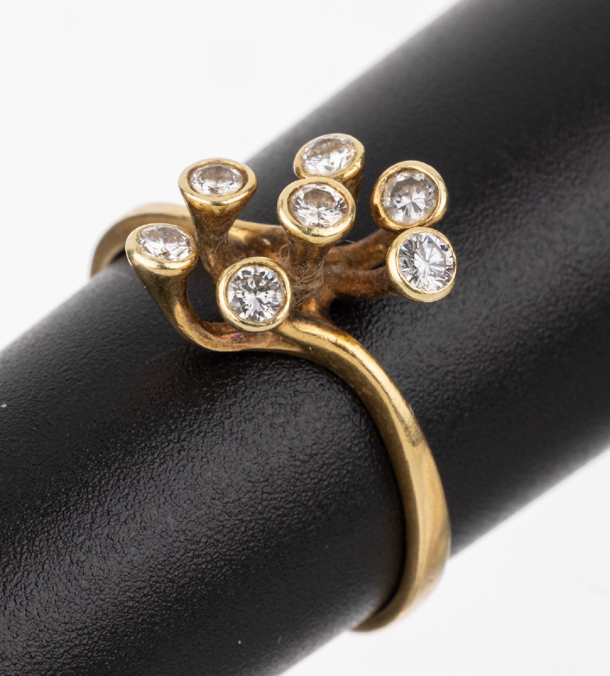 14 kt Gold Brillant-Ring, GG 585/000, außergewöhnliche Gestaltung, 7 einzeln gefasste Brillanten zus. ca. 0.37 ct (grav.) Weiß/si, RW 56, ca. 2.9 ...