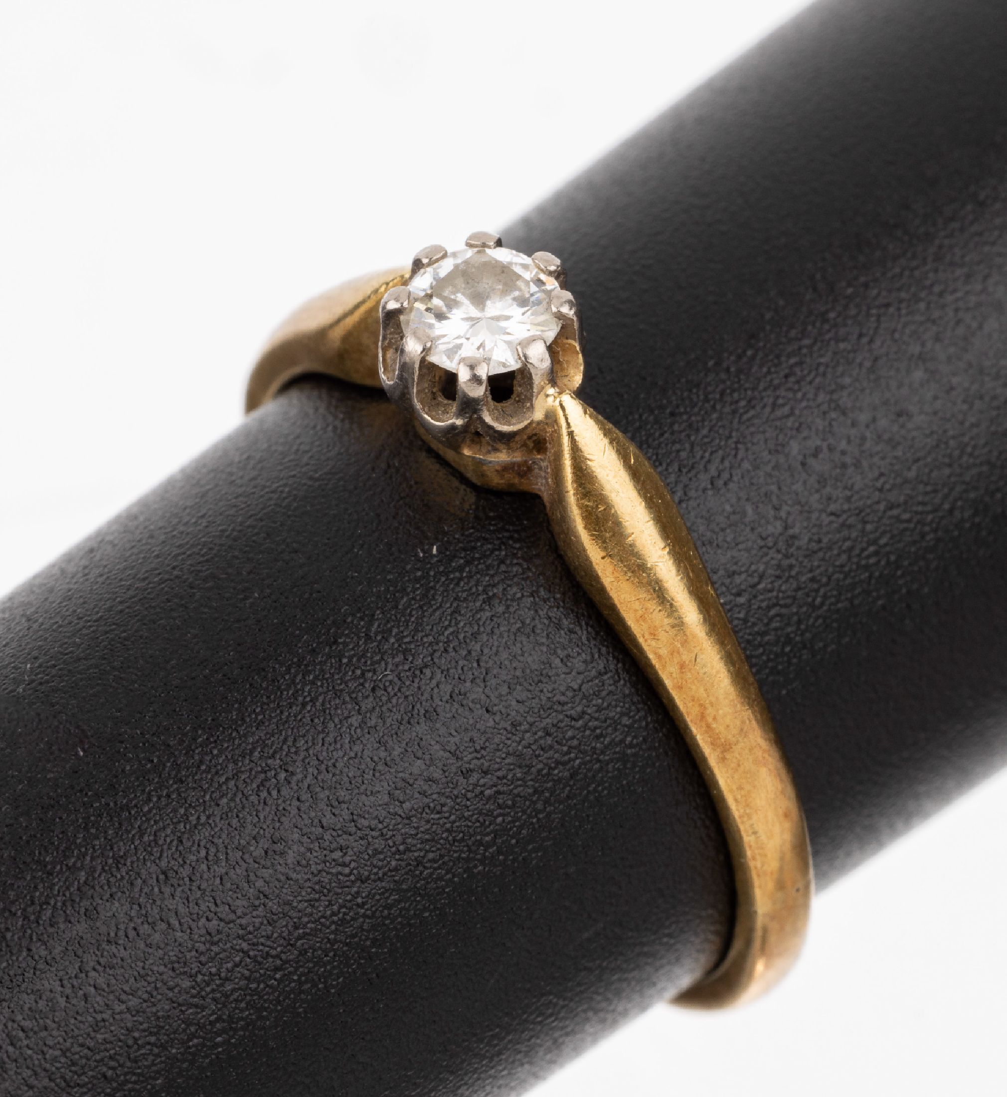 14 kt Gold Brillant-Ring, GG/WG 585/000, Brillant in WG gefasst ca. 0.22 ct Weiß/si, RW59, ca. 3.2 g