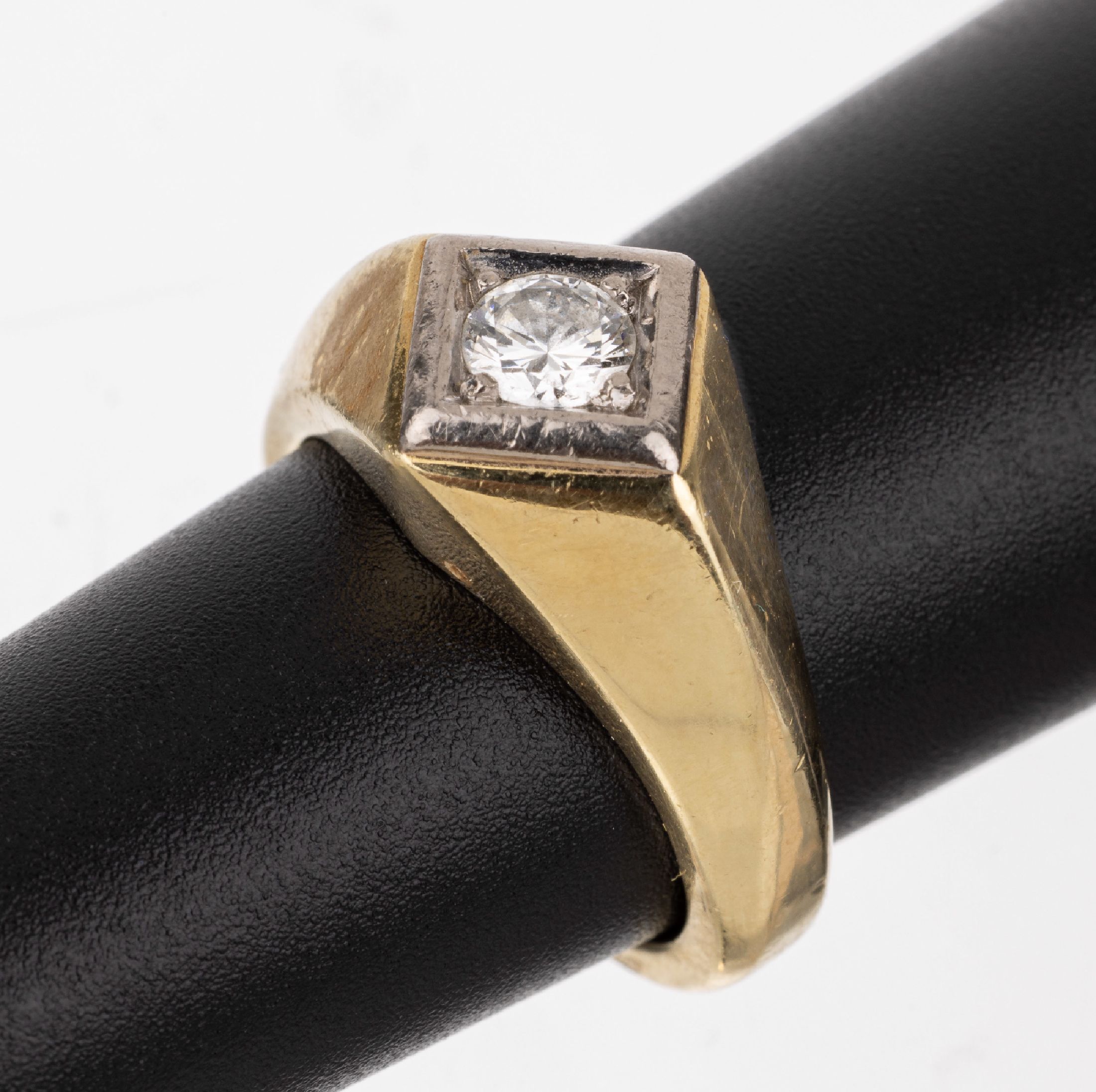 14 kt Gold Brillant-Ring, GG/WG 585/000, inWG gefasster Brillant ca. 0.35 ct Weiß/vs, eckige Fassung, RW 52, ca. 9.3 g