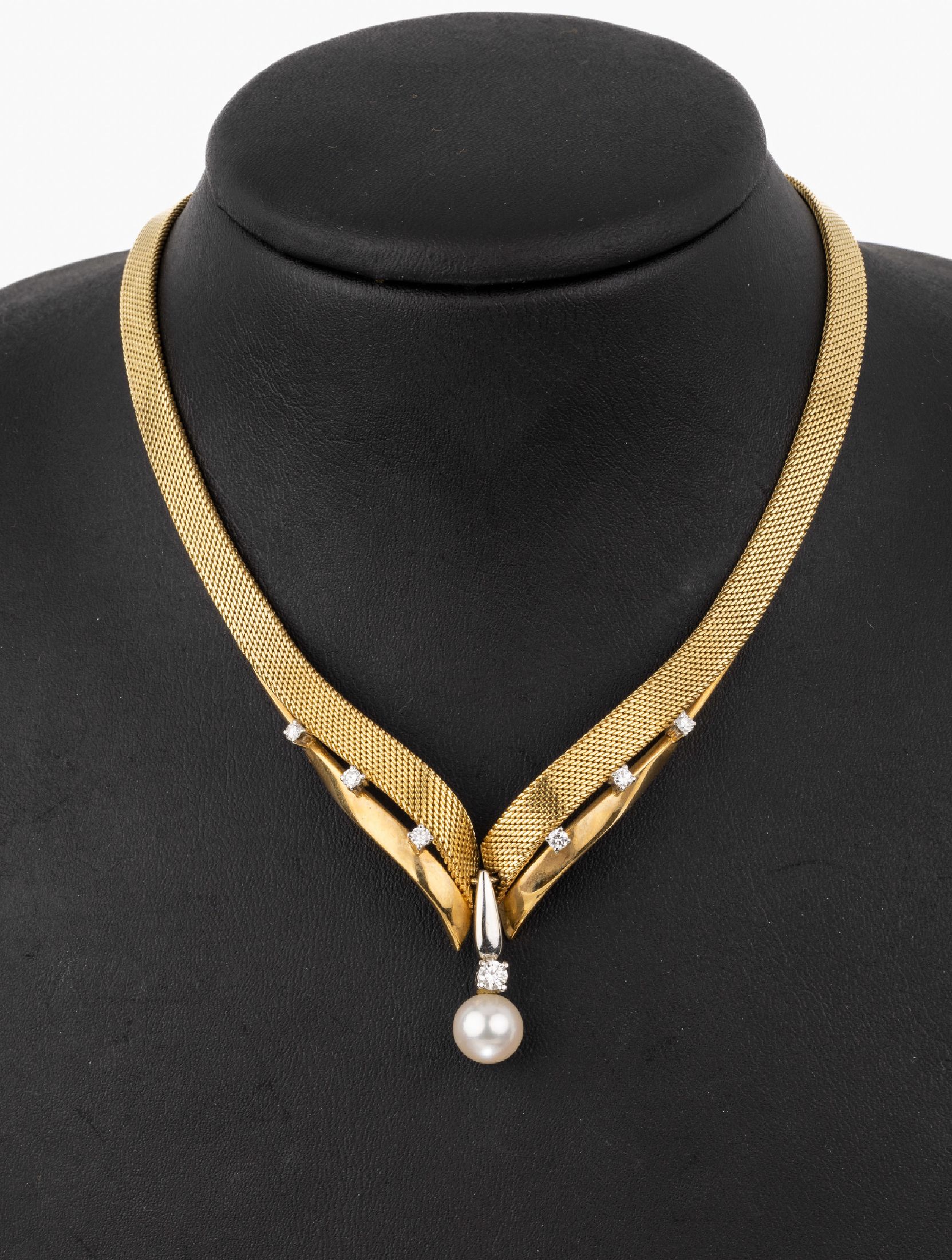 18 kt Gold Brillant-Perl-Collier, GG/WG 750/000, Mittelteil geschwungen, bewegl. Akoyazuchtperlabhängung, D. ca. 8.8 mm und 1 Brillant ca. 0.20 ct ...