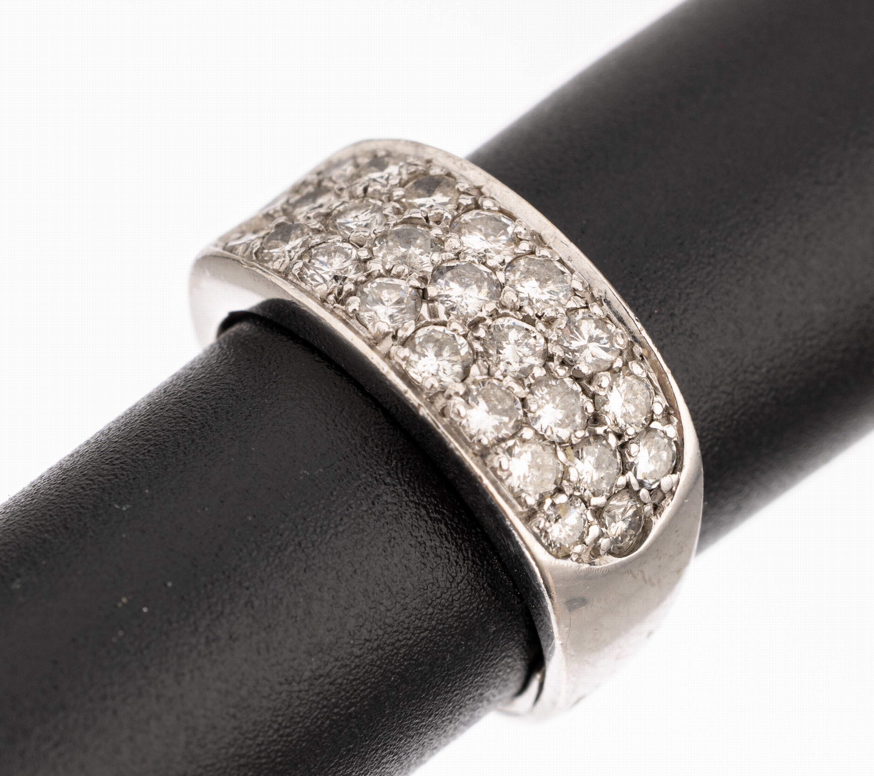 14 kt Gold Brillant-Ring, WG 585/000, 25 Brillanten zus. ca. 1.0 ct Weiß/si-p, RW 48, ca. 6.0 g, Verkleinerungsschiene