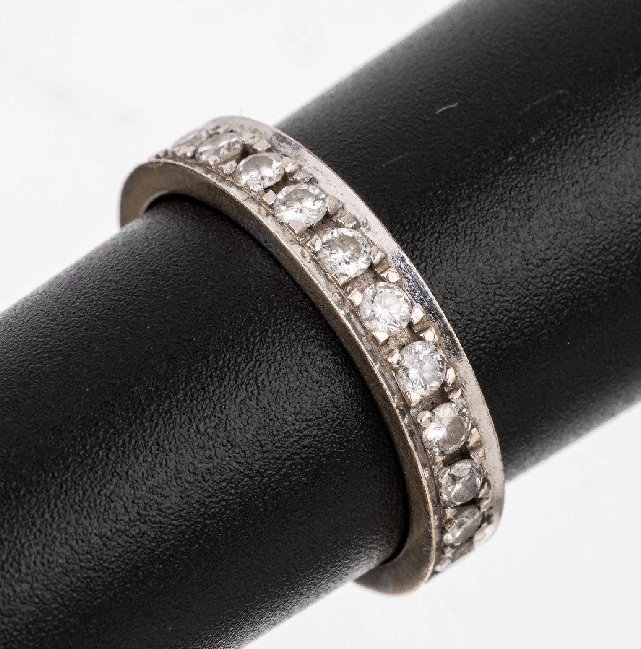 14 kt Gold Brillant-Ring, WG 585/000, 22 Brillanten zus. ca. 0.70 ct Weiß/si-p 1, RW 54, ca. 3.4 g