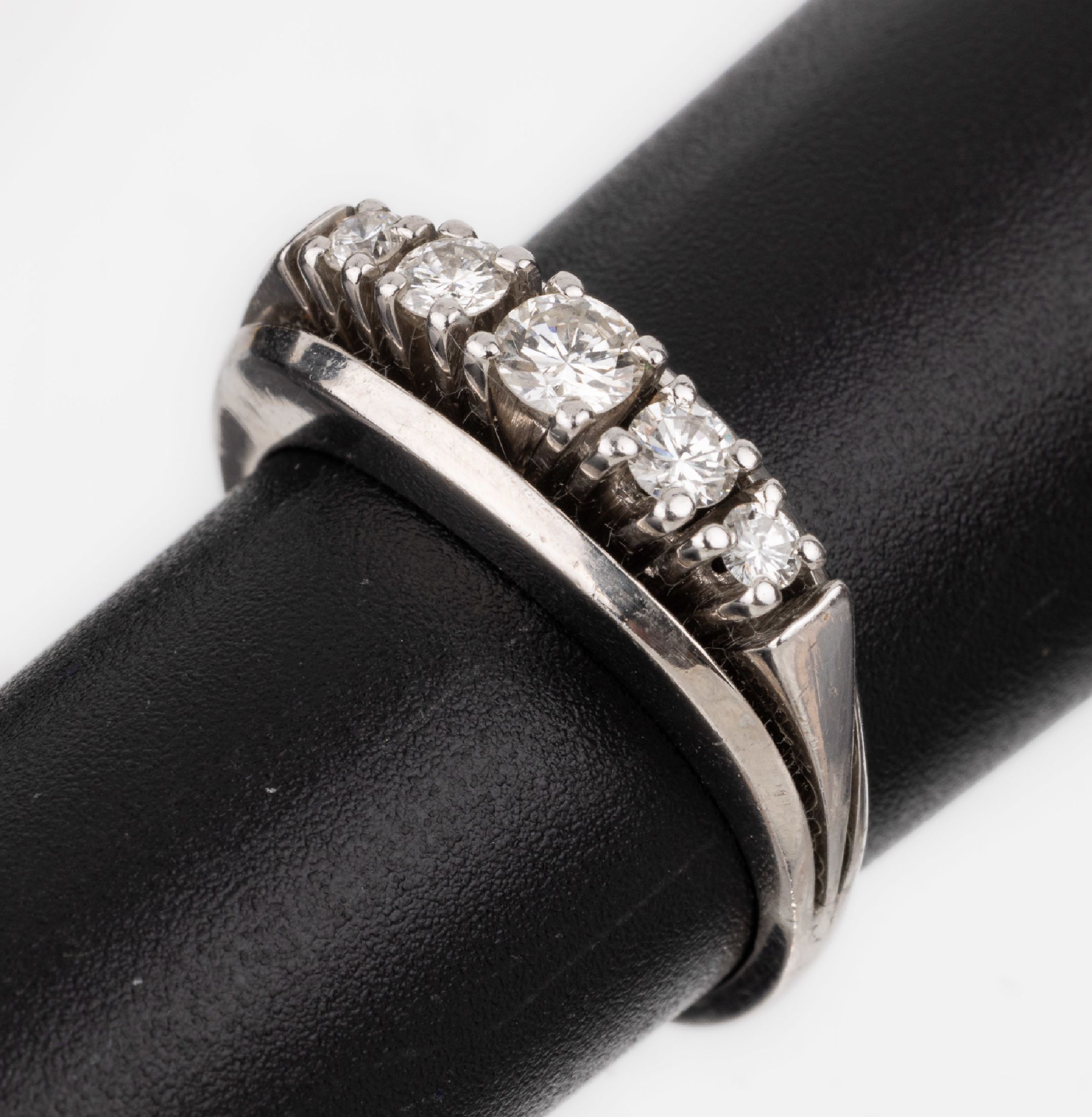 18 kt Gold Brillant-Ring, WG 750/000, 5 Brillanten zus. ca. 0.36 ct Weiß/si, RW 52, ca. 6.3 g
