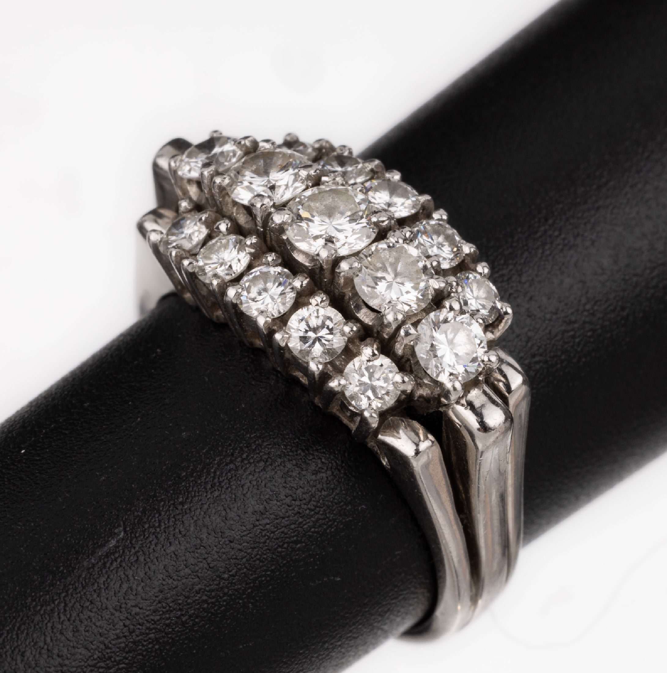 14 kt Gold Brillant-Ring, WG 585/000, 3-rhg. 15 Brillanten zus. ca. 0.67 ct Weiß/si, RW 52, ca. 6.1 g
