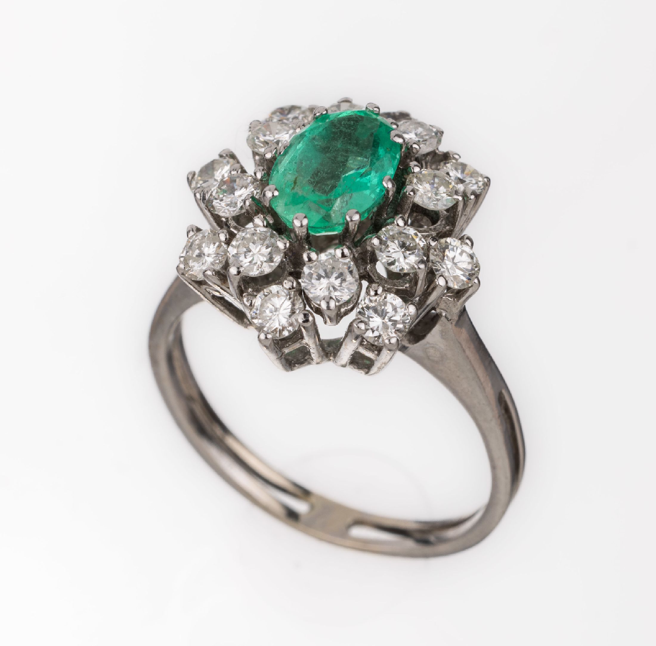 14 kt Gold Smaragd-Brillant-Ring, WG 585/000 gepr., mittig ovalfacett. Smaragd ca. 0.70 ct, umgeben von 16 Brillanten zus. ca. 0.80 ct feines ...