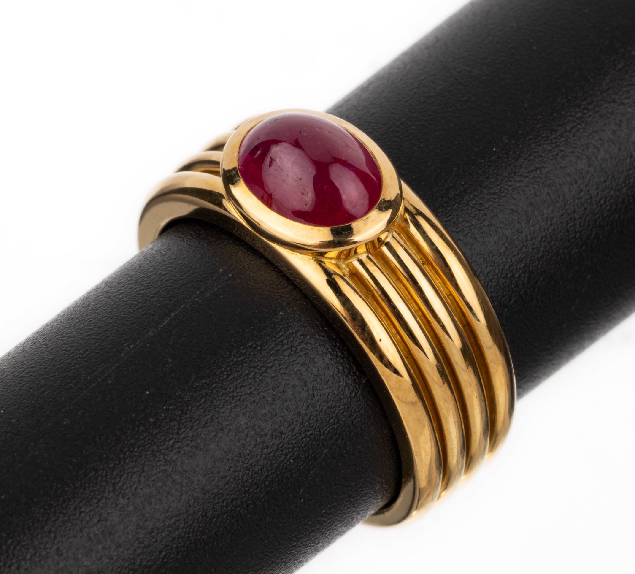 18 kt Gold Rubin-Ring, GG 750/000, Ringschiene gerieft, ovaler Rubin-Cabochon vonausgewählter Qualität ca. 2.12 ct, RW 55, ca. 10.6 g, ...