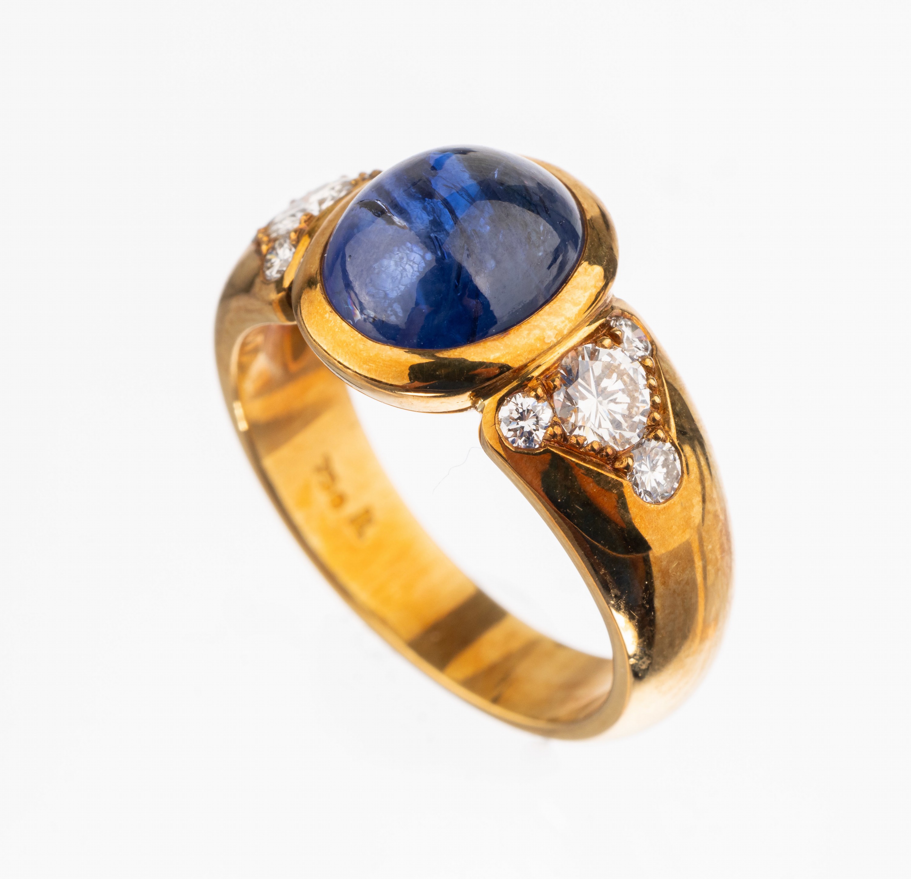 18 kt Gold Saphir-Brillant-Ring, GG 750/000, mittig ovaler Saphir-Cabochon ca. 4.49 ct, ausgewählte Qualität, Ringschultern mit 8 Brillanten zus. ...