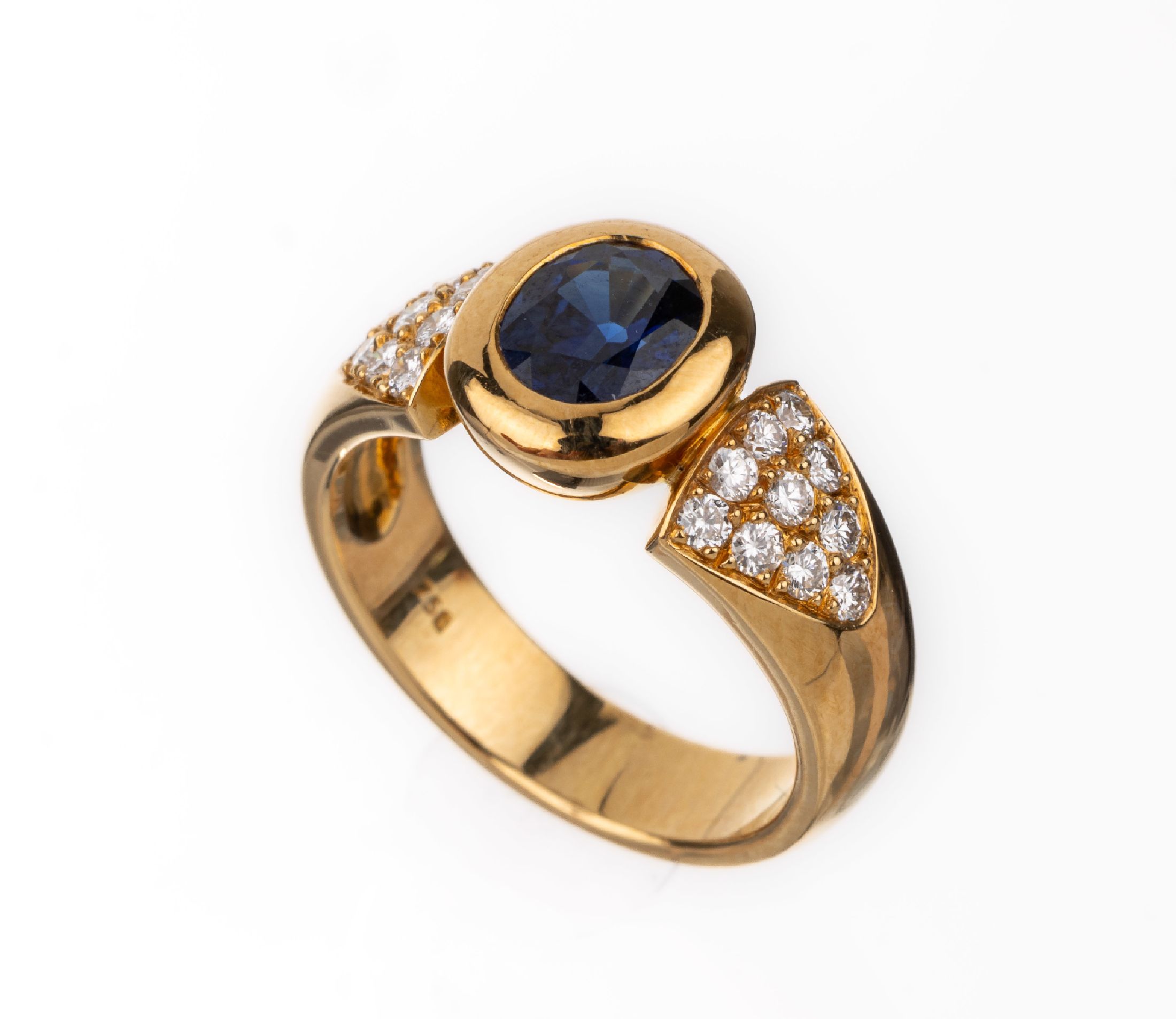 18 kt Gold Saphir-Brillant-Ring, GG 750/000, mittig ovalfacett. Saphir ca. 1.74 ct, von schöner Farbe, seitl. 20 Brillanten zus. ca. 0.39 ct feines ...