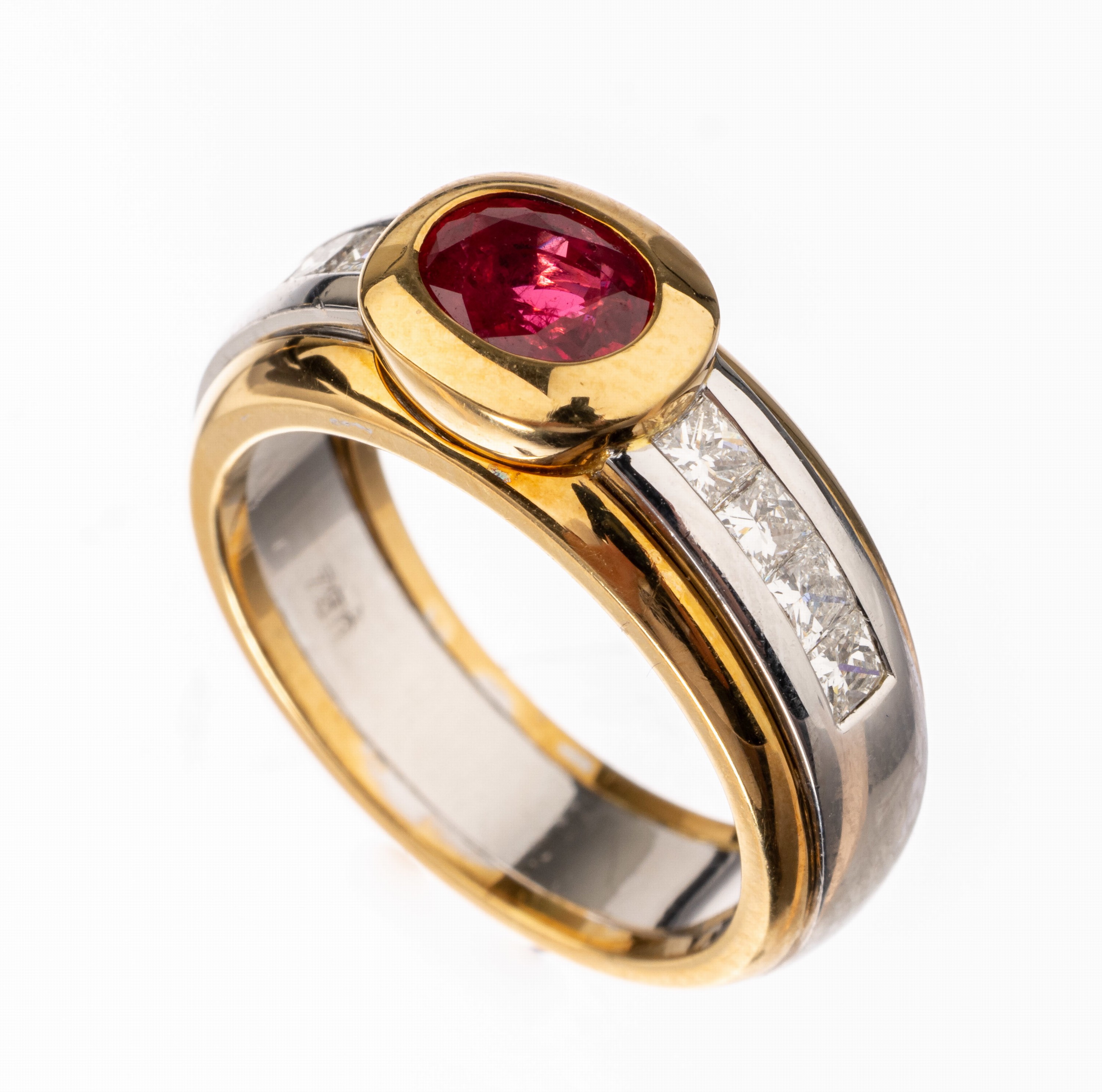 18 kt Gold Rubin-Diamant-Ring, GG/WG 750/000, mittig ovalfacett. Rubin von sehr schöner Farbe ca. 1.05 ct, Ringschultern mit insg. 8 Princess Cut ...