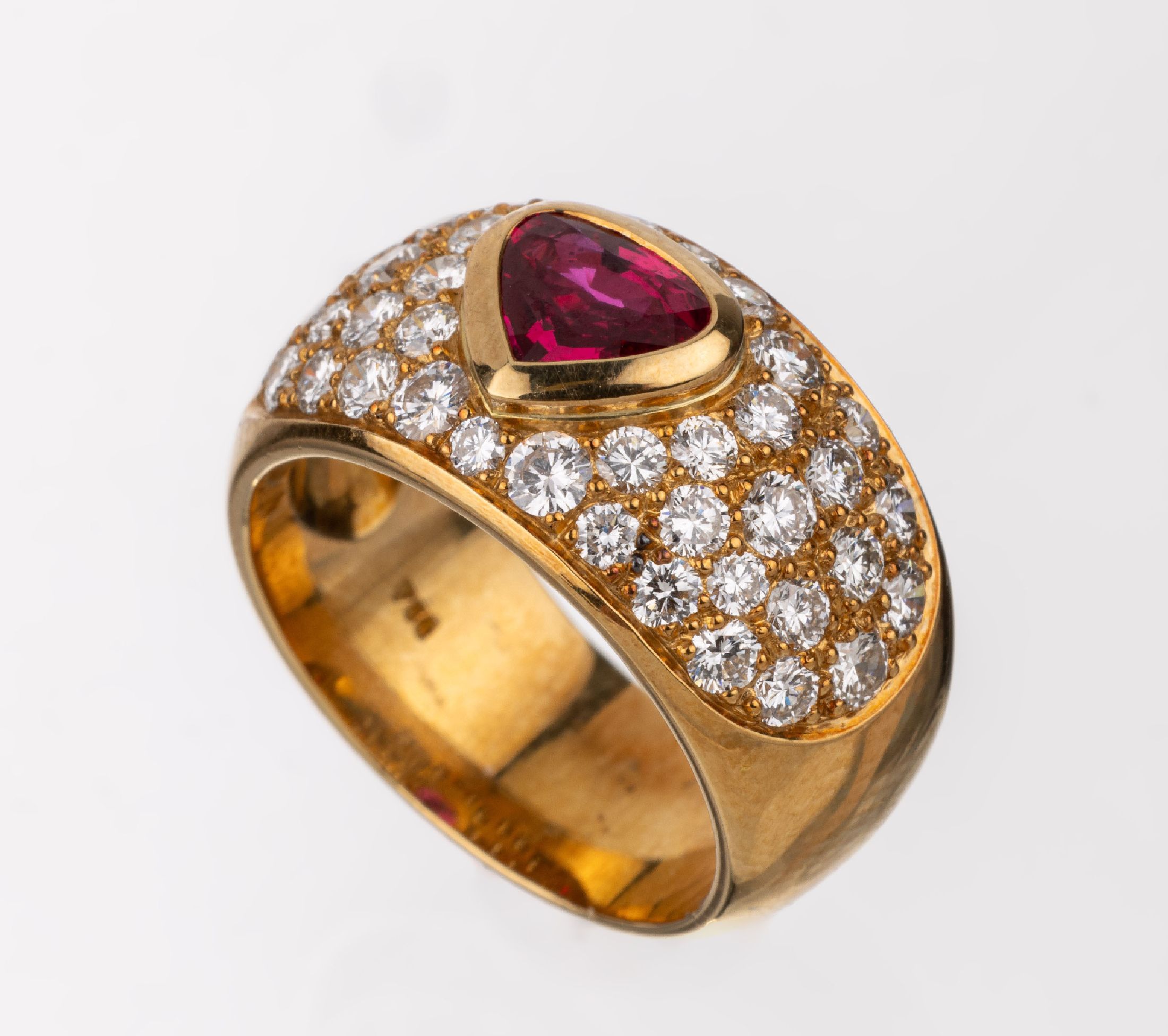 18 kt Gold Rubin-Brillant-Ring, GG 750/000,mittig facett. Rubin von sehr schöner Farbe ca. 0.94 ct, 38 Brillanten zus. ca. 0.87 ct feines ...
