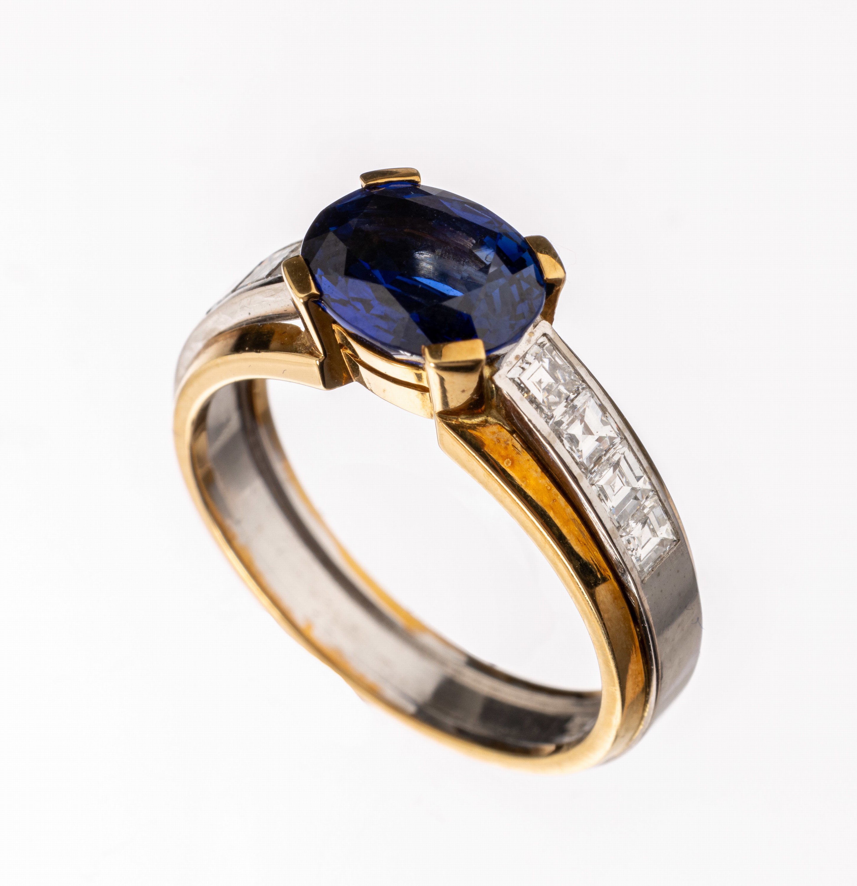18 kt Gold Saphir-Diamant-Ring, GG/WG 750/000, mittig ovalfacett. Saphir von sehr schöner intensiver Farbe ca. 2.21 ct, 8 Diamantcarrees zus. ca. ...