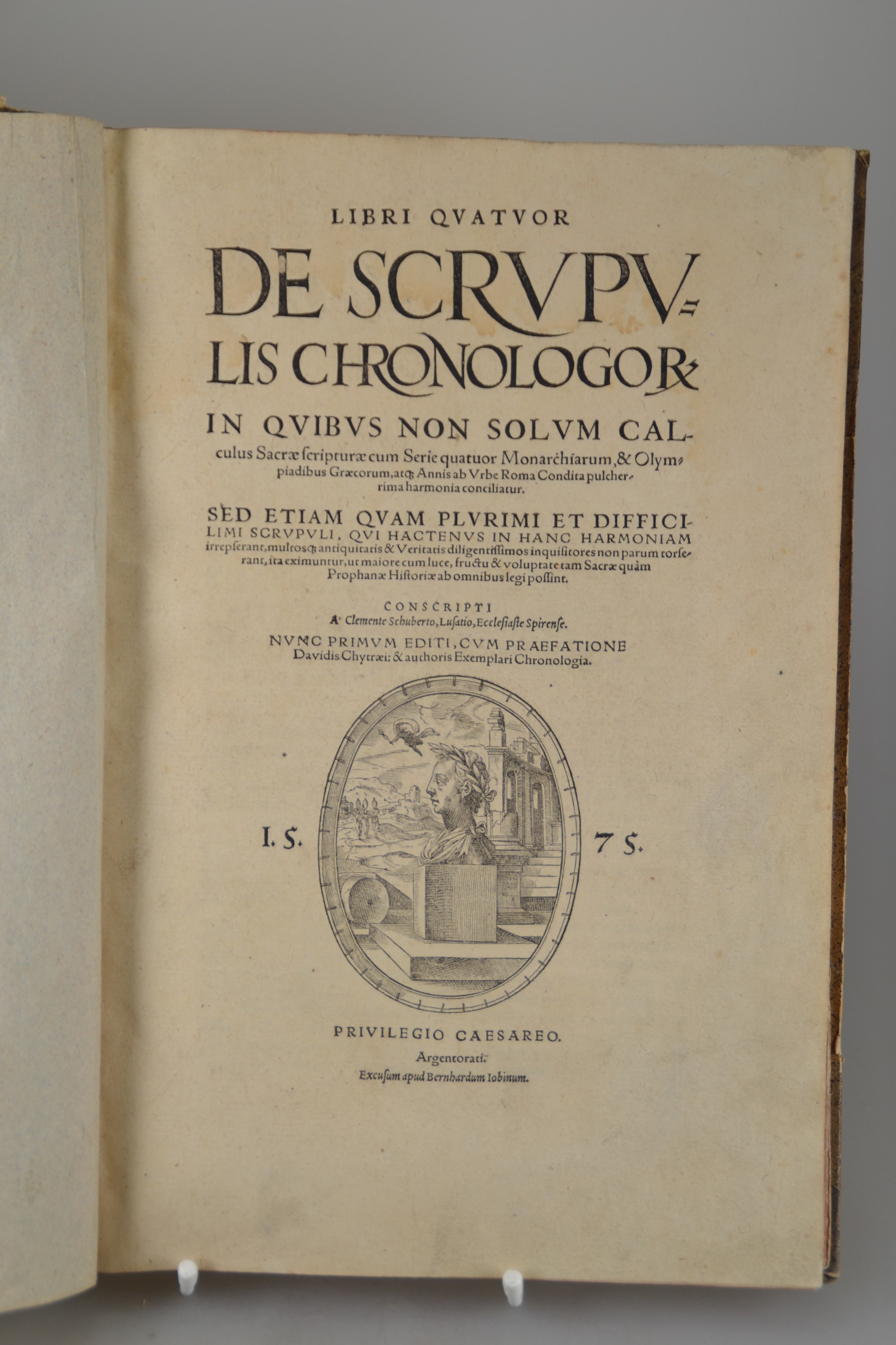 Detail b: Clemens Schubert und David Chyträus: Libri Quatuor De Scrupulis chronologor(um), Straßburg, Bernhard Jobin o.J. (1575), 84 Bl., Kartoneinband ...