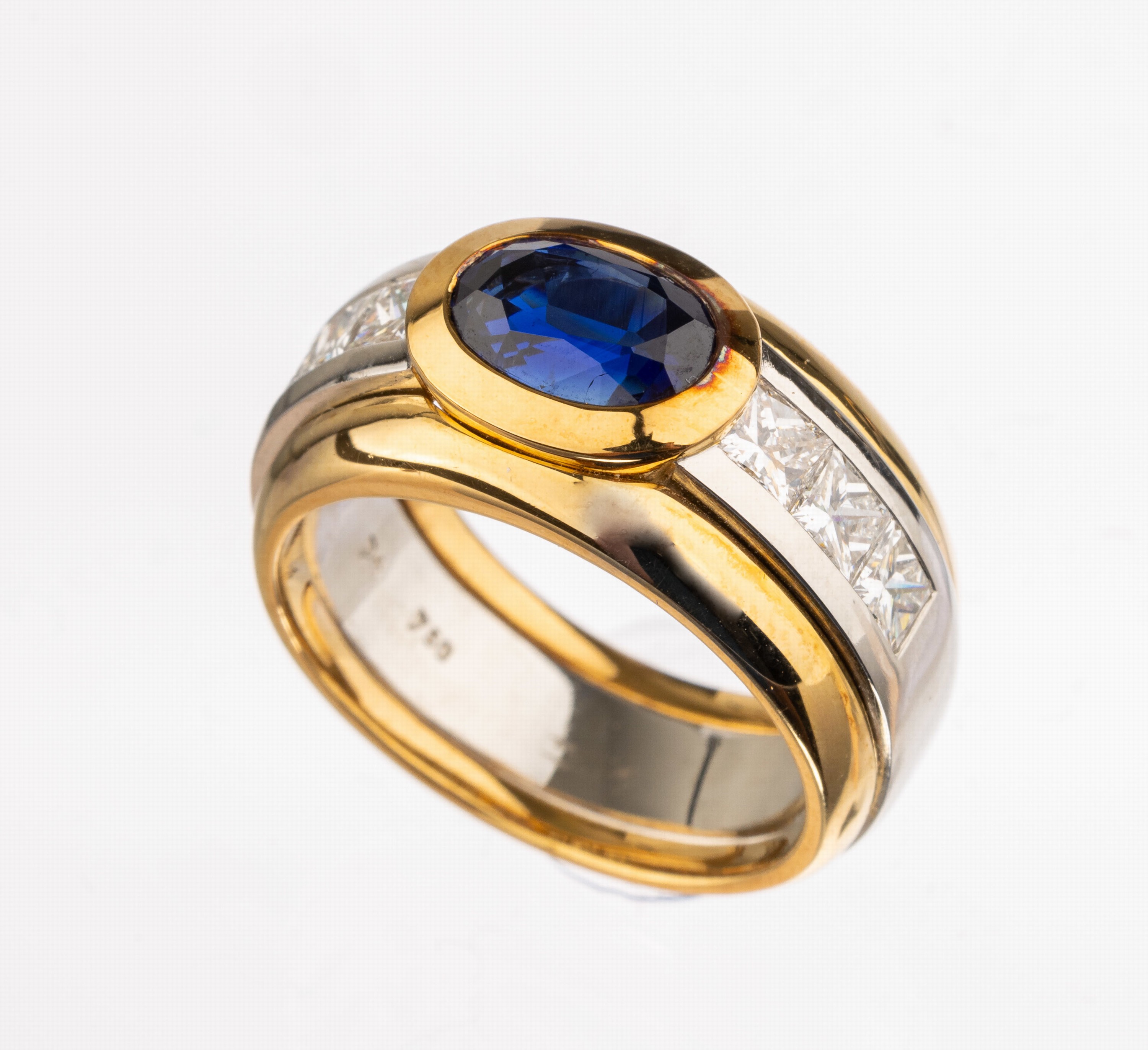 18 kt Gold und Platin Saphir-Diamant-Ring, GG 750/000 und Platin, mittig ovalfacett. Saphir von sehr schöner Farbe ca. 2.06 ct, 6 Princesscut ...