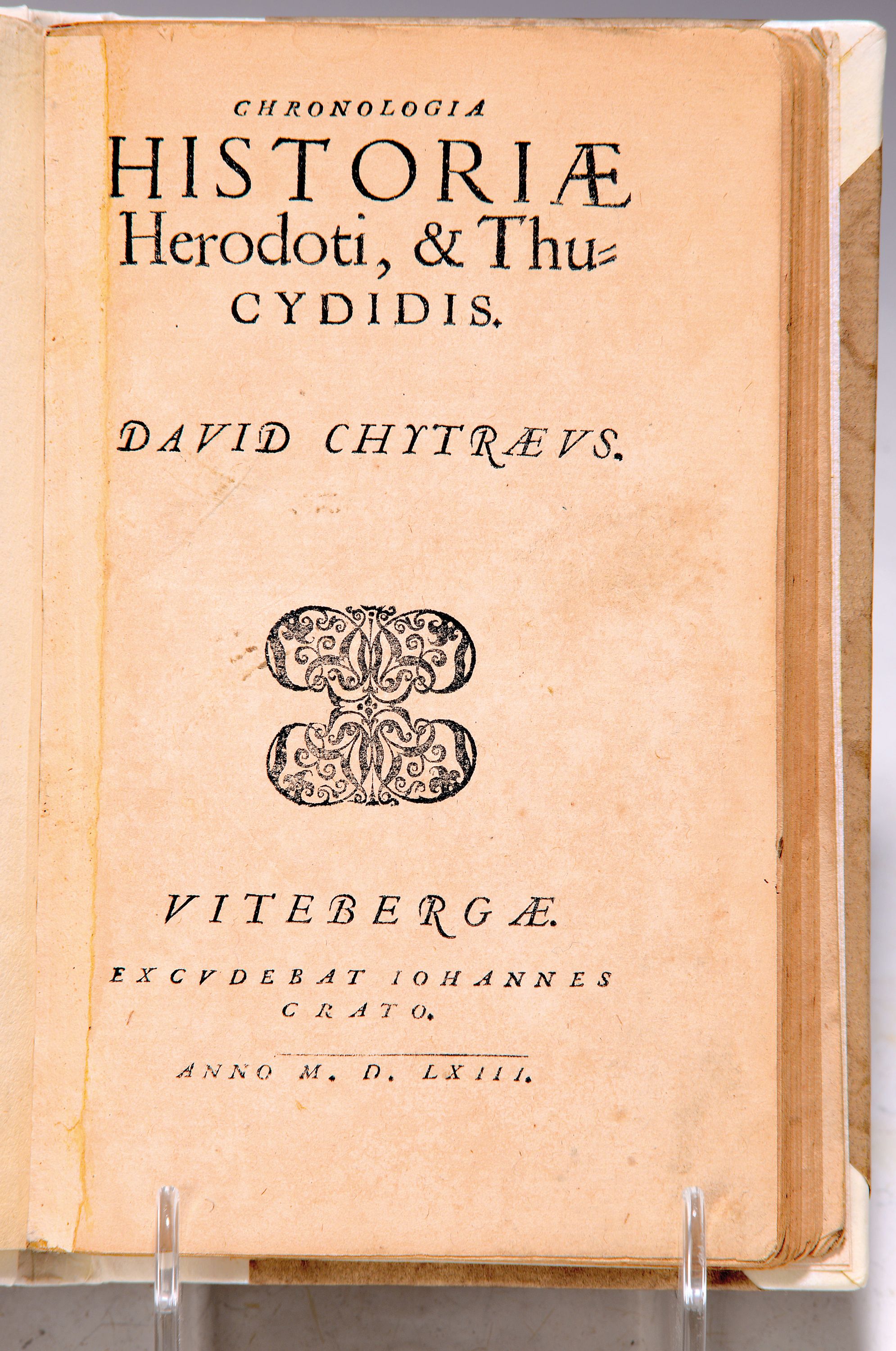 2 Bände: David Chyträus (1531-1600): Chronologia Historiae Herodoti et Thucydidis, Rostock, Jacob Lucius 1579 und Wittenberg, Johann Krafft 1563, ...