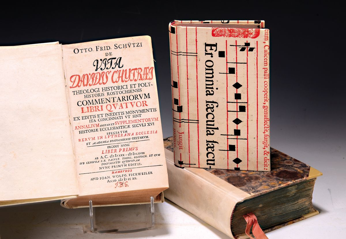 Konvolut aus drei Bänden zu David Chyträus (1531-1600), Chyträus: Regulae vitae, Wolrab1571, o.S., restauriert, gebräunt, Einband erneuert; ...