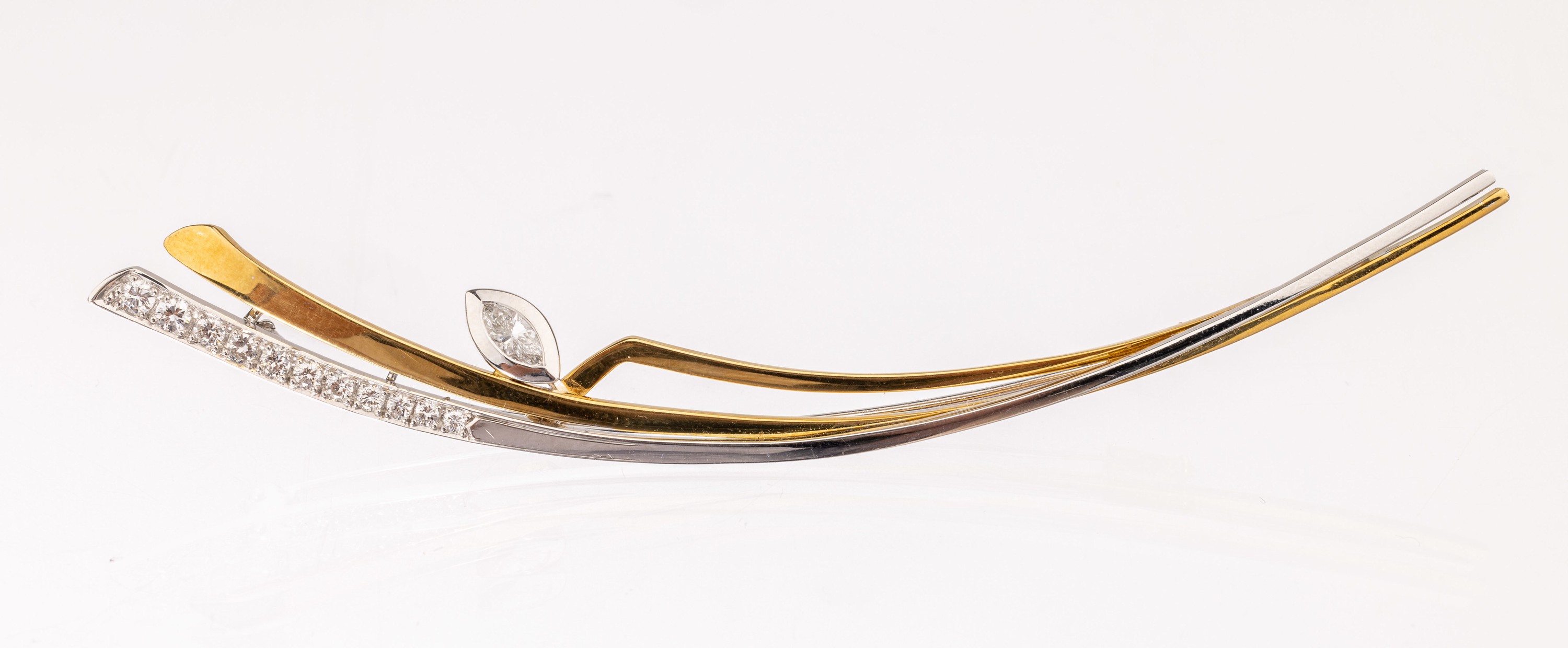 18 kt Gold Diamant-Brosche, GG/WG 750/000, geschwungen, 1 Diamantnavette ca. 0.15 ct Weiß/si und 11 Brillanten zus. ca. 0.50 ct Weiß/si, L. ca. 10 ...